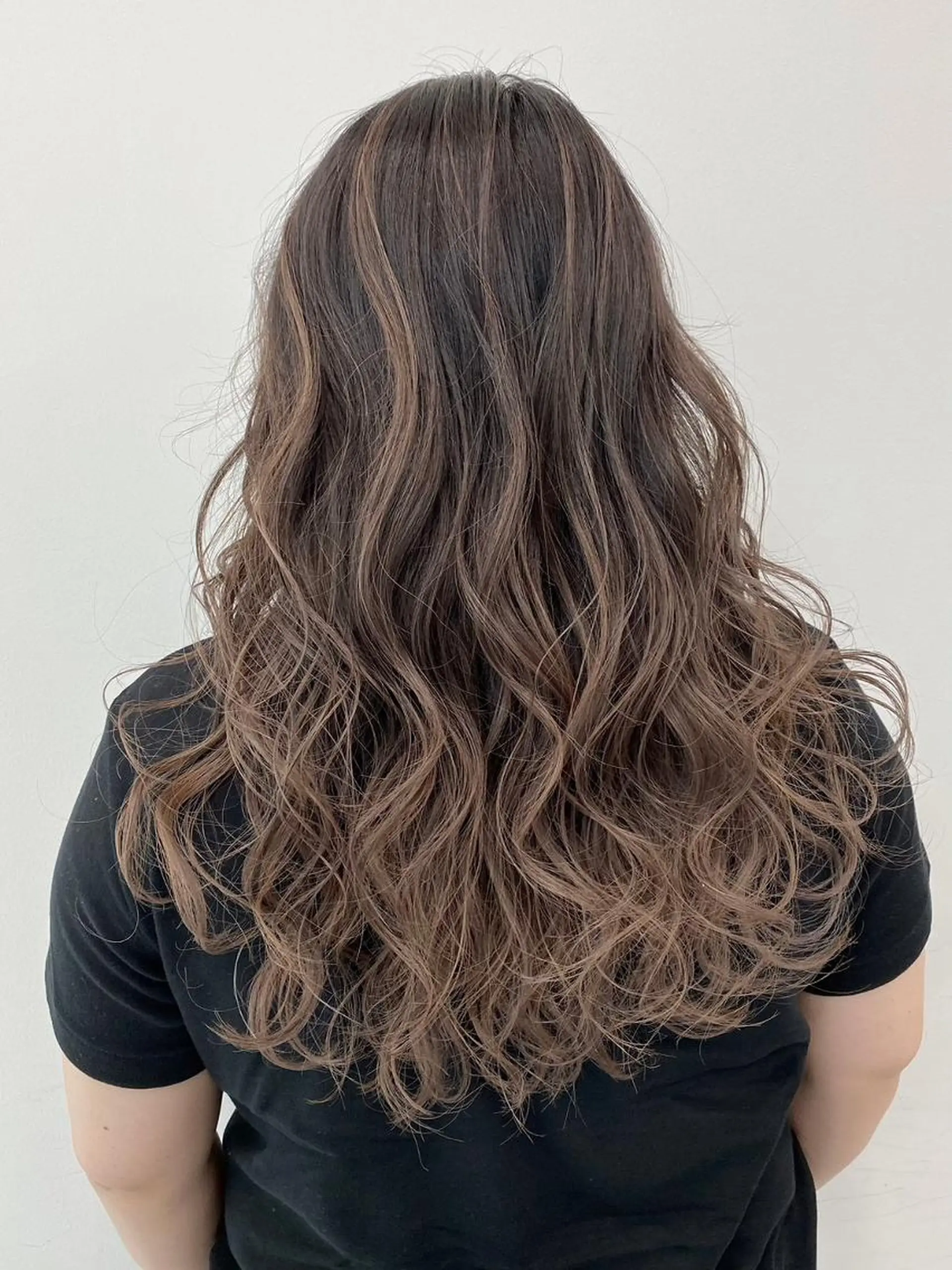 ロング ハイライト 髪質改善 レイヤーカット 縮毛矯正 トリートメント 【公式】amble luxe池袋東口🩷のヘアスタイル