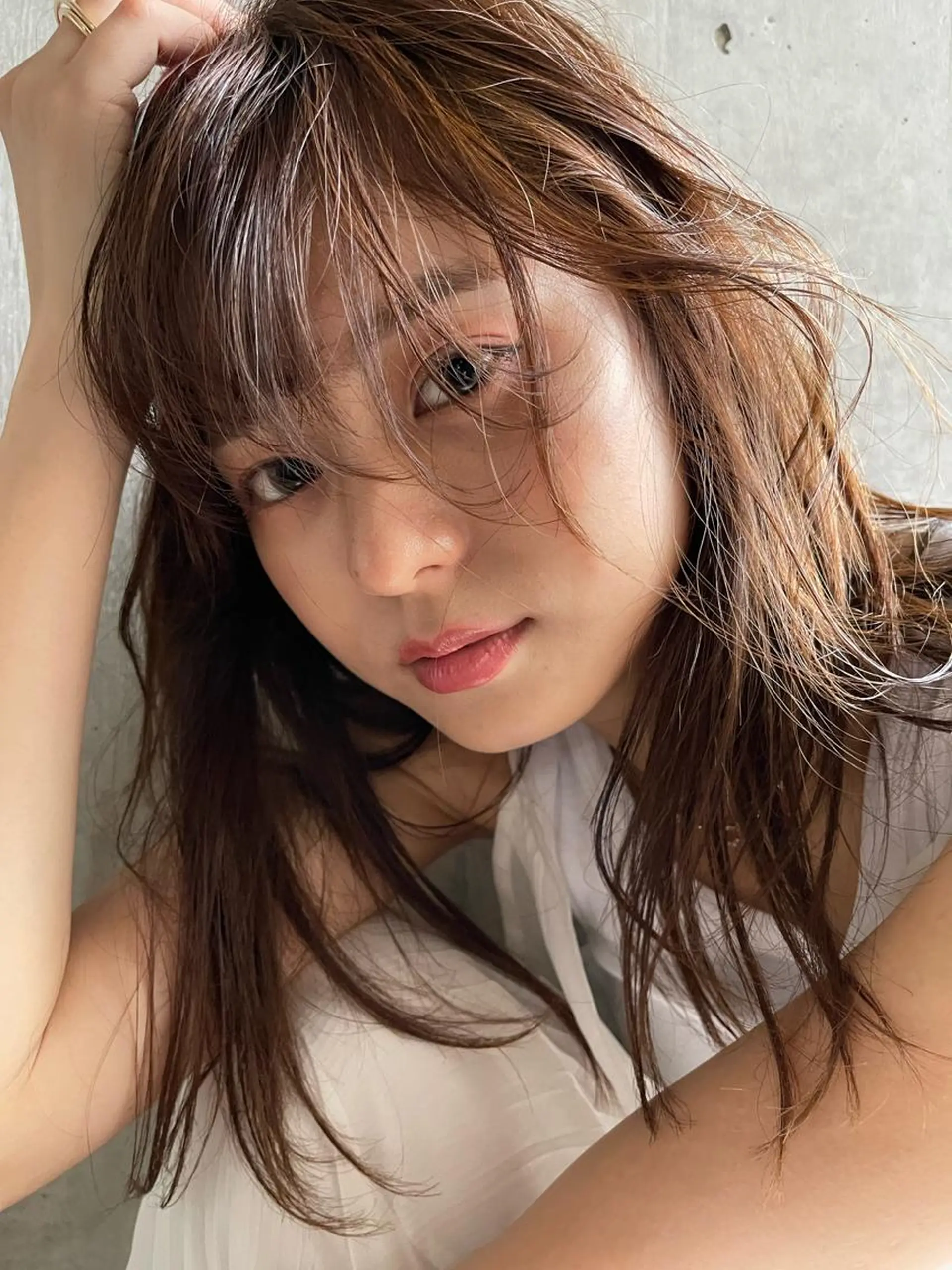 セミロング カラー 顔まわりレイヤー デザインカットのヘアスタイル