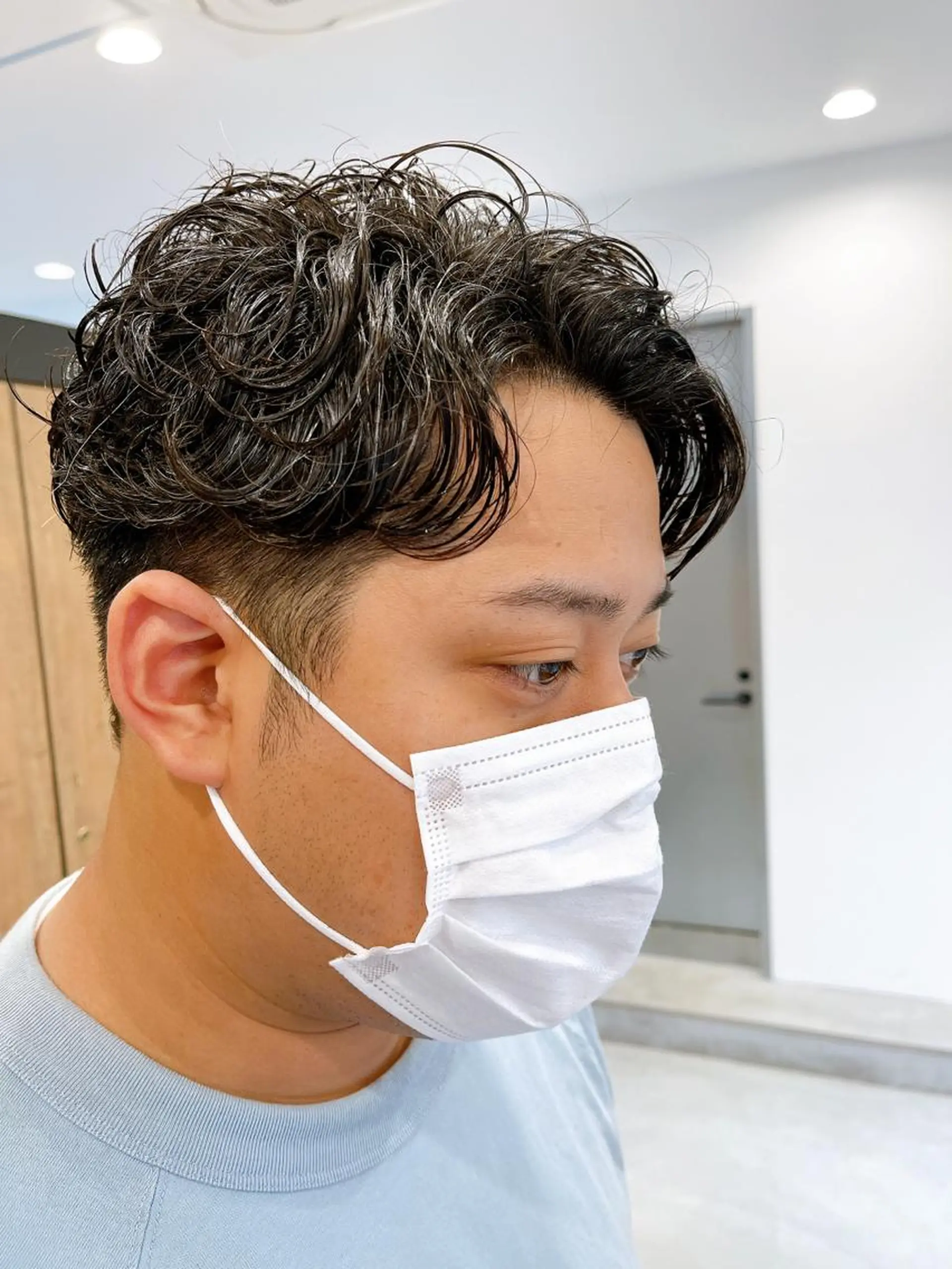 ショート パーマ メンズ センターパート メンズパーマ カット ヘアカラー パーマ 縮毛矯正 トリートメント メンズパーマ タカキリョウのヘアスタイル