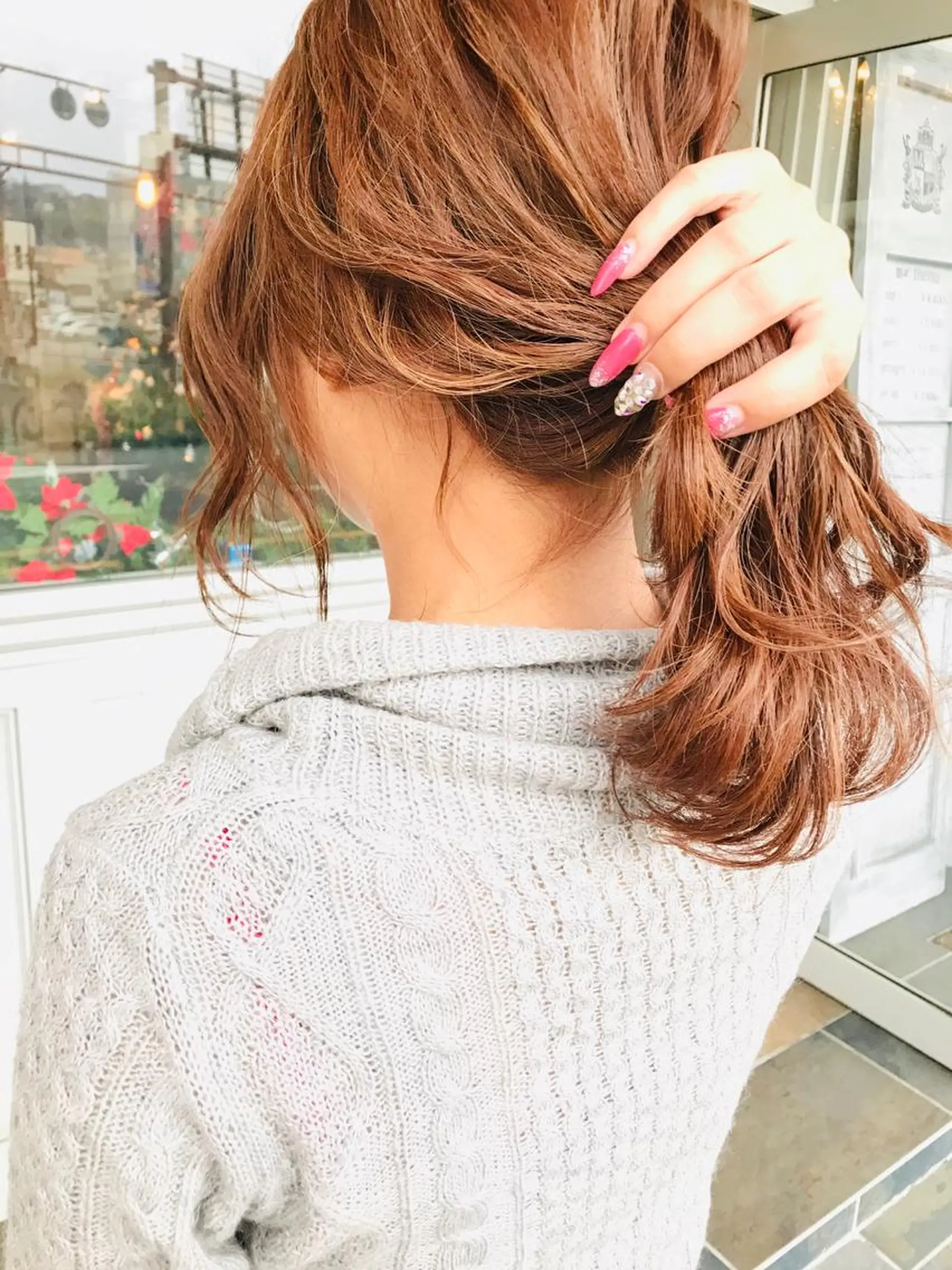 ミディアム カラー お団子ヘア 切りっぱなしボブ バレイヤージュ ブリーチ デザインカラー Mariana/ 鶴原-ハイライトのヘアスタイル