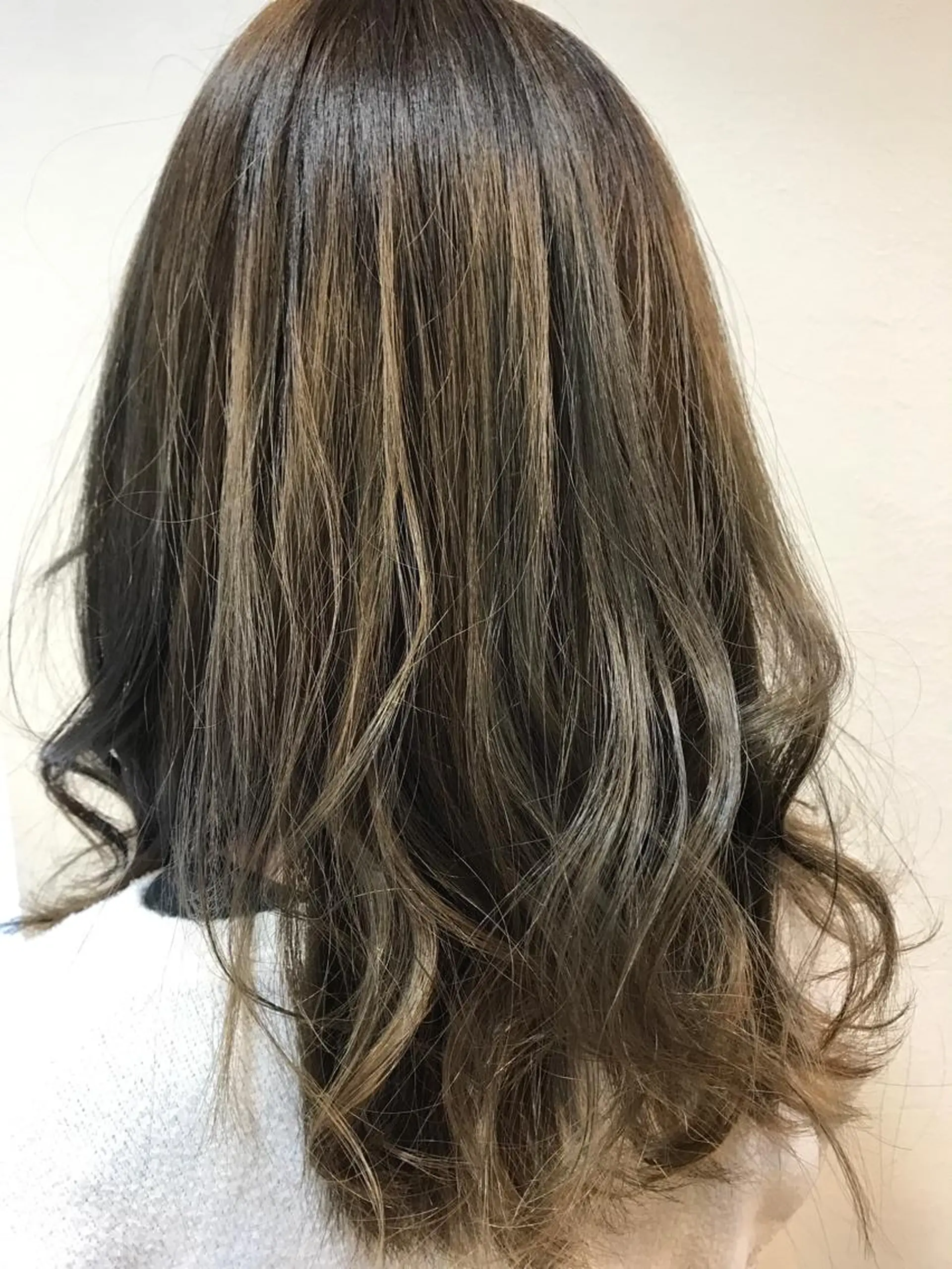 セミロング カラー パーマ、髪質改善 川崎祐介のヘアスタイル