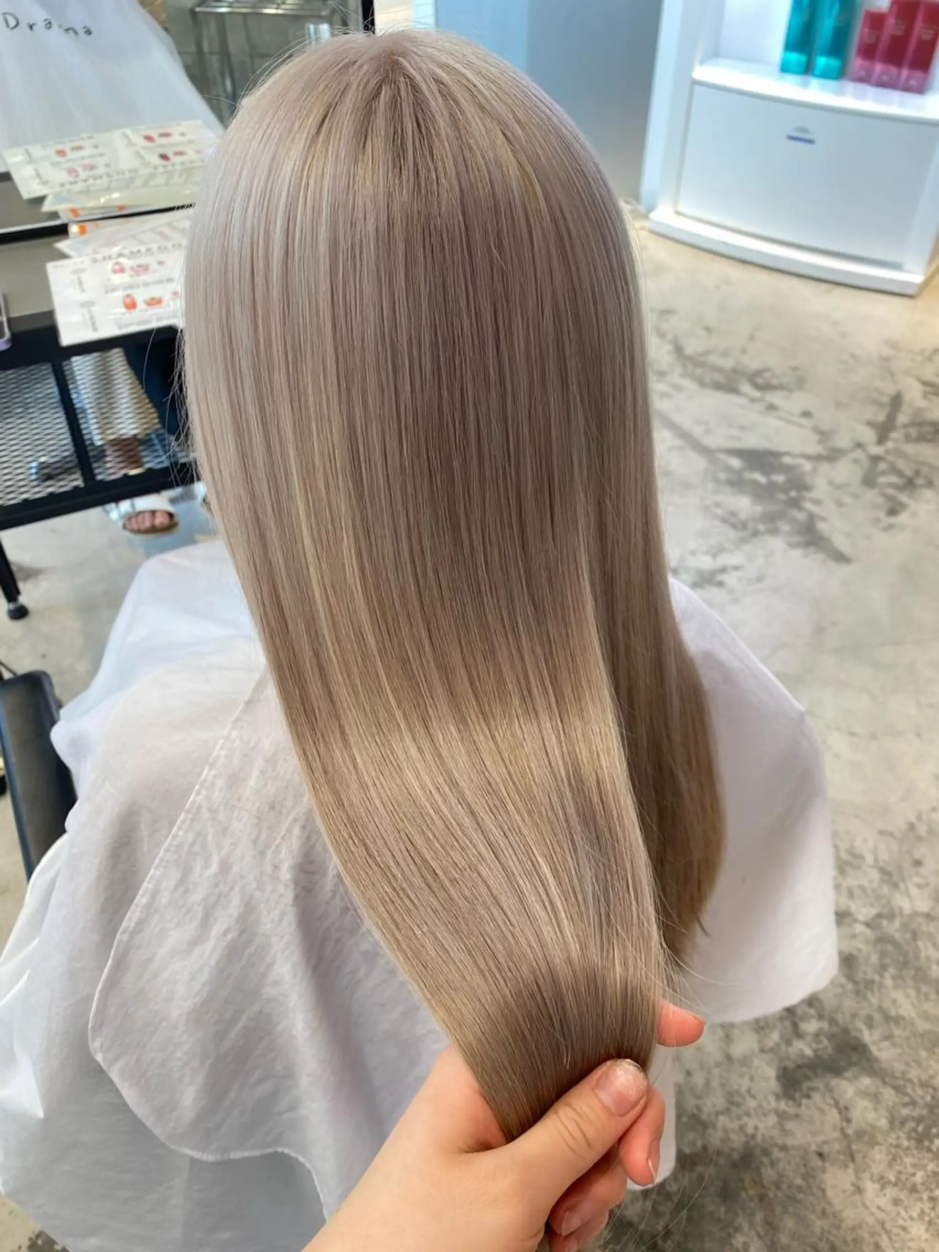 ミディアム カラー ヘアアレンジ ベージュカラー グレージュ ミルクティーベージュ シルバー シルバーベージュ トリートメント 🎨ハイトーン/ 切りっぱなし みつきのヘアスタイル