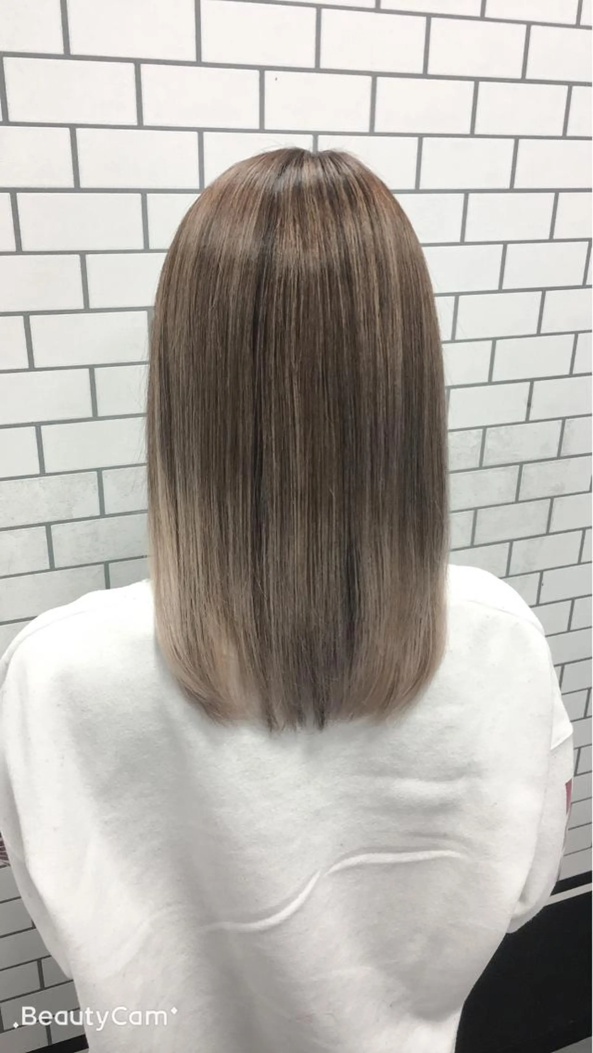 ミディアム アッシュ レイヤーカット UNDER vr 【アンダーバー】のヘアスタイル