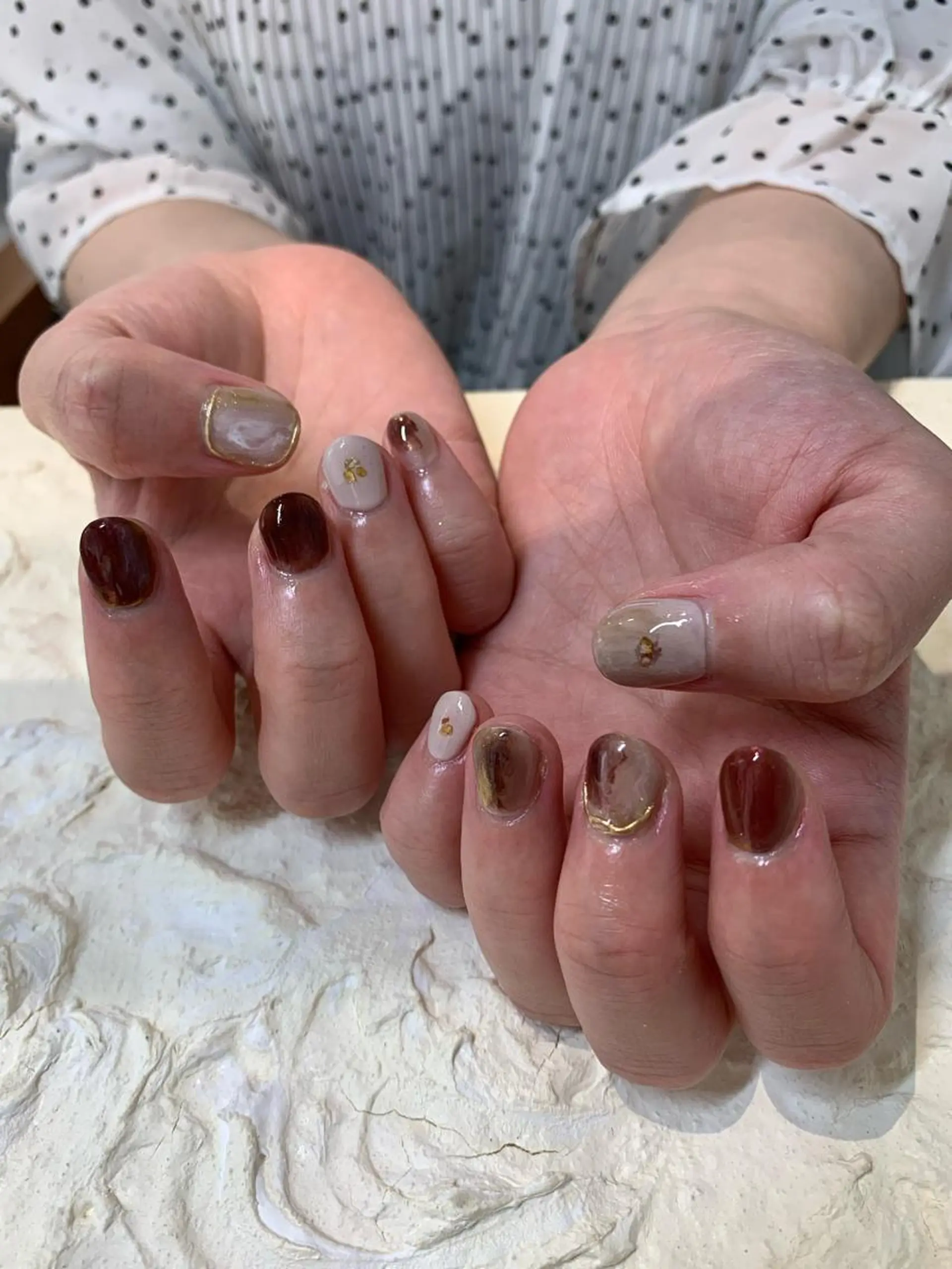 ネイル ブラウン マキノ ユイのネイルデザイン