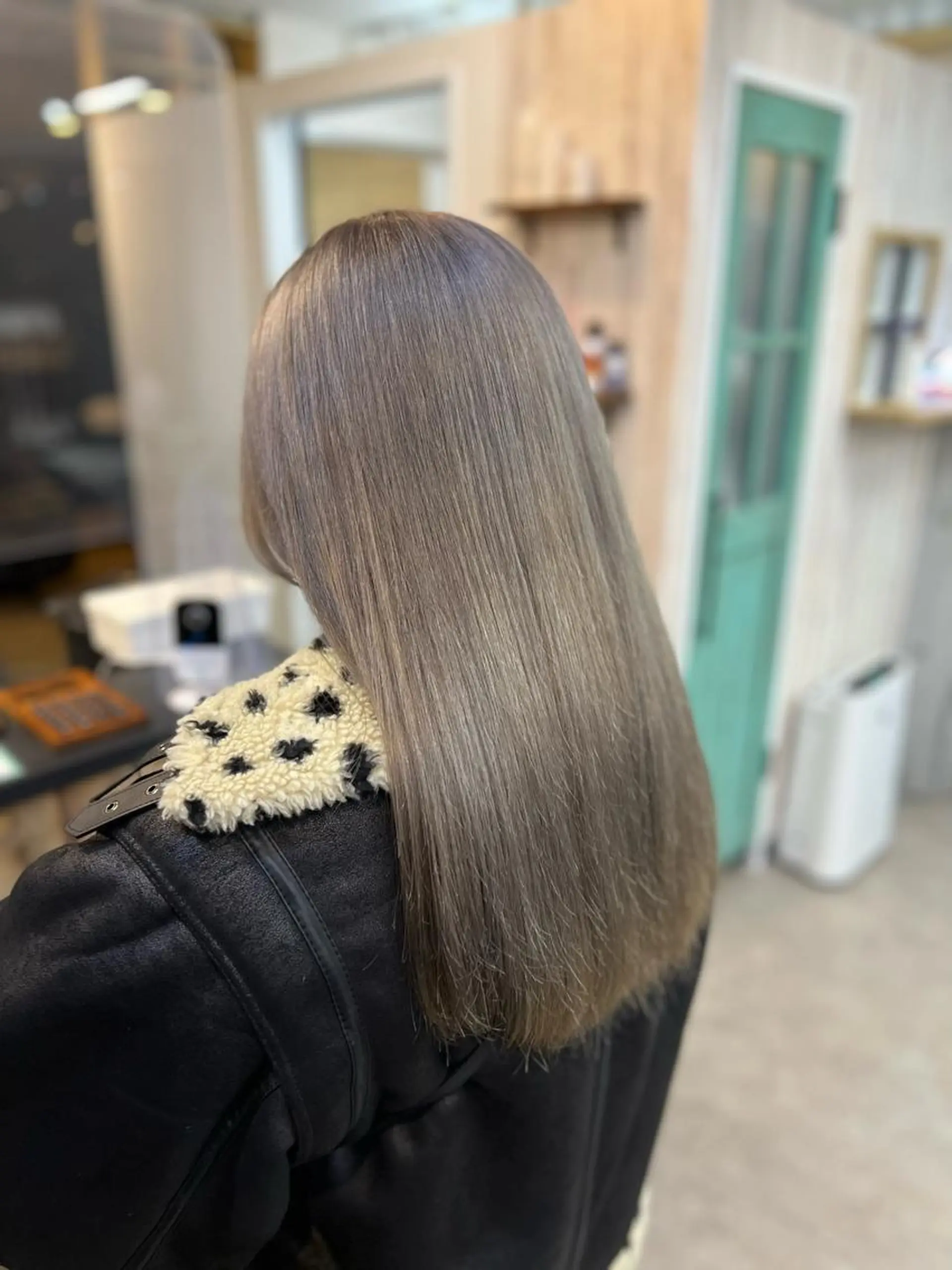 セミロング カラー シールエクステ アディクシーカラー アッシュ バレイヤージュ ミストバング ヘアカラー ＤＥＳＴ所属・吉野 瑳桜のヘアスタイル