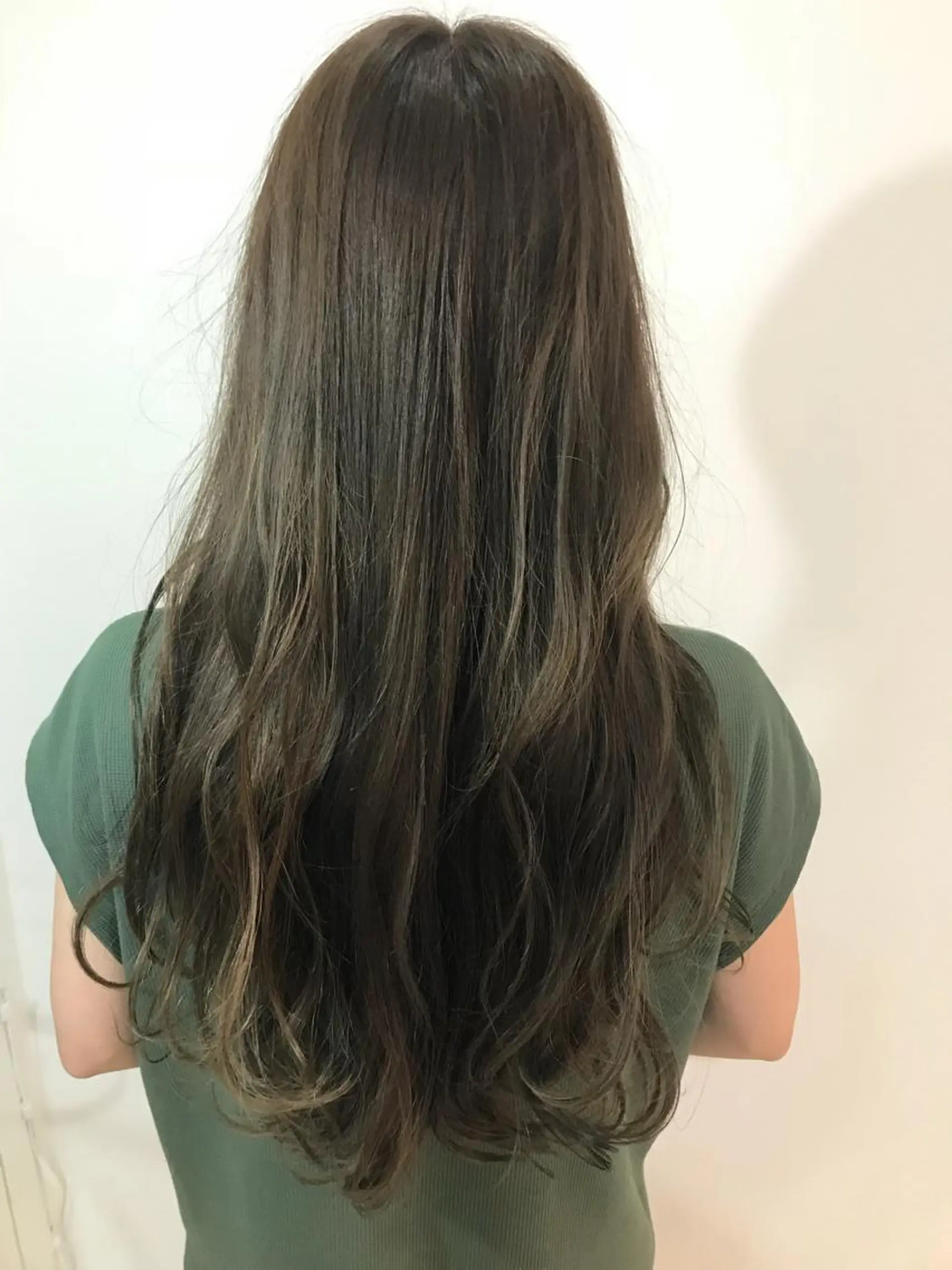 ミディアム カラー グレージュ ウルフカット レイヤーカット上柿のヘアスタイル