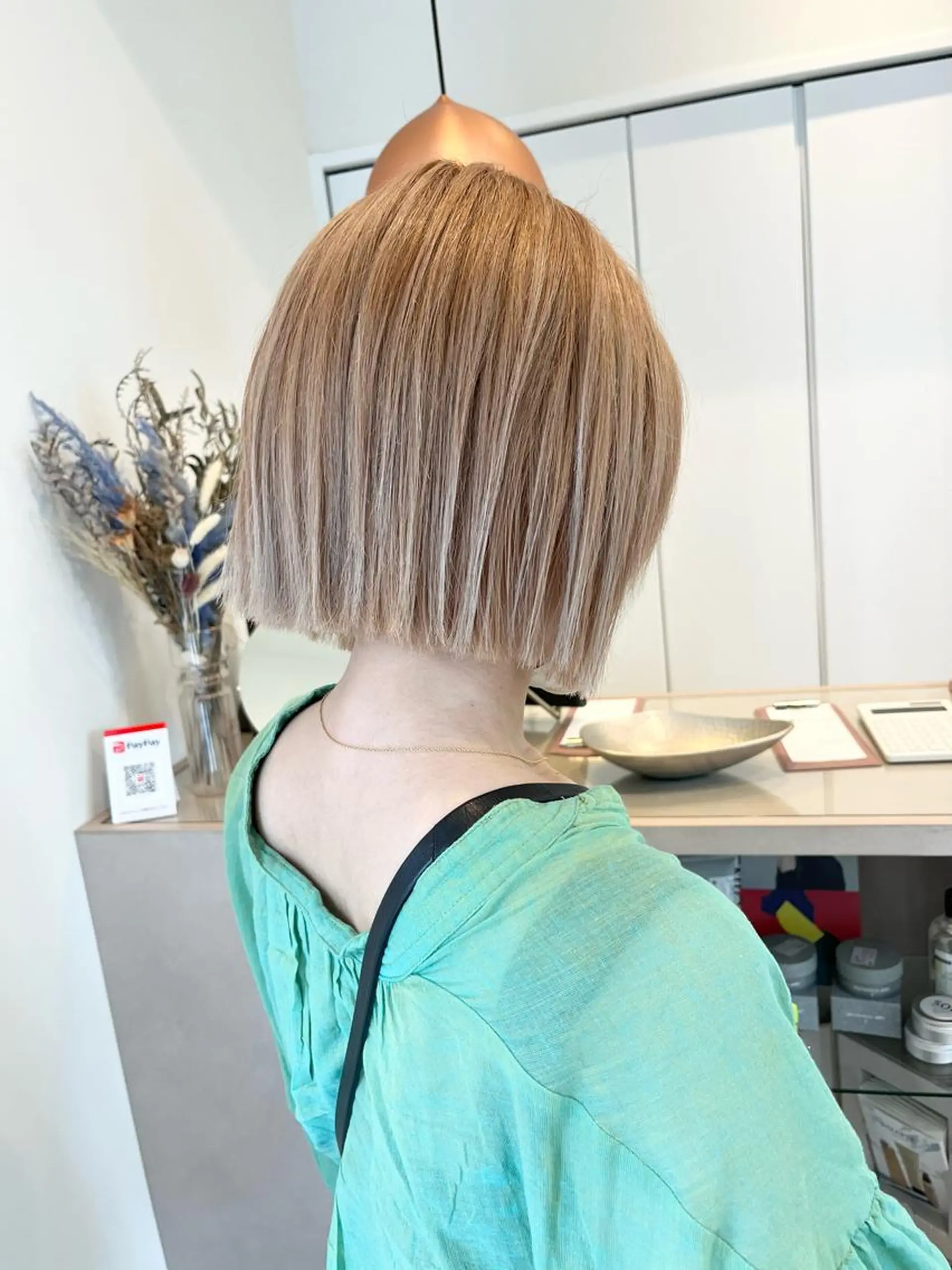 ショート 切りっぱなしボブ ボブ ヘアカラー 加藤 明香里のヘアスタイル