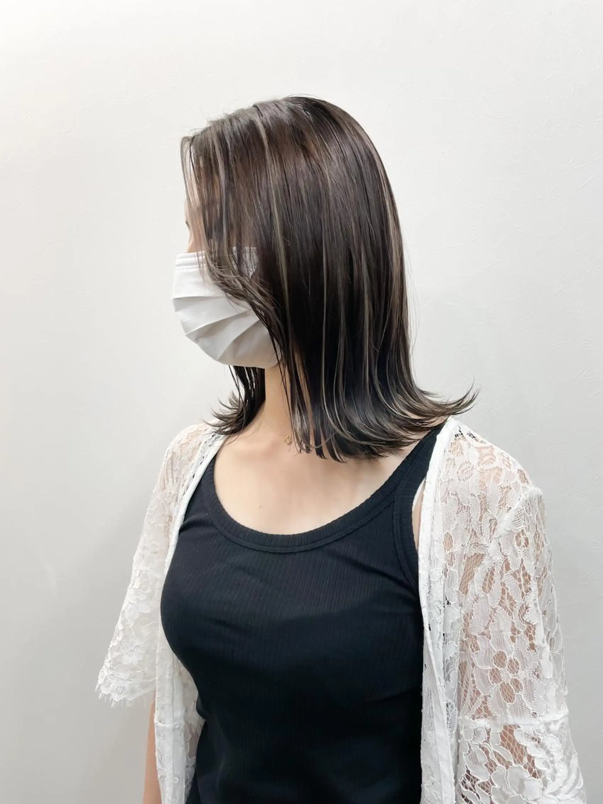 ミディアム 白いハイライト🤍 タナカリョウスケのヘアスタイル