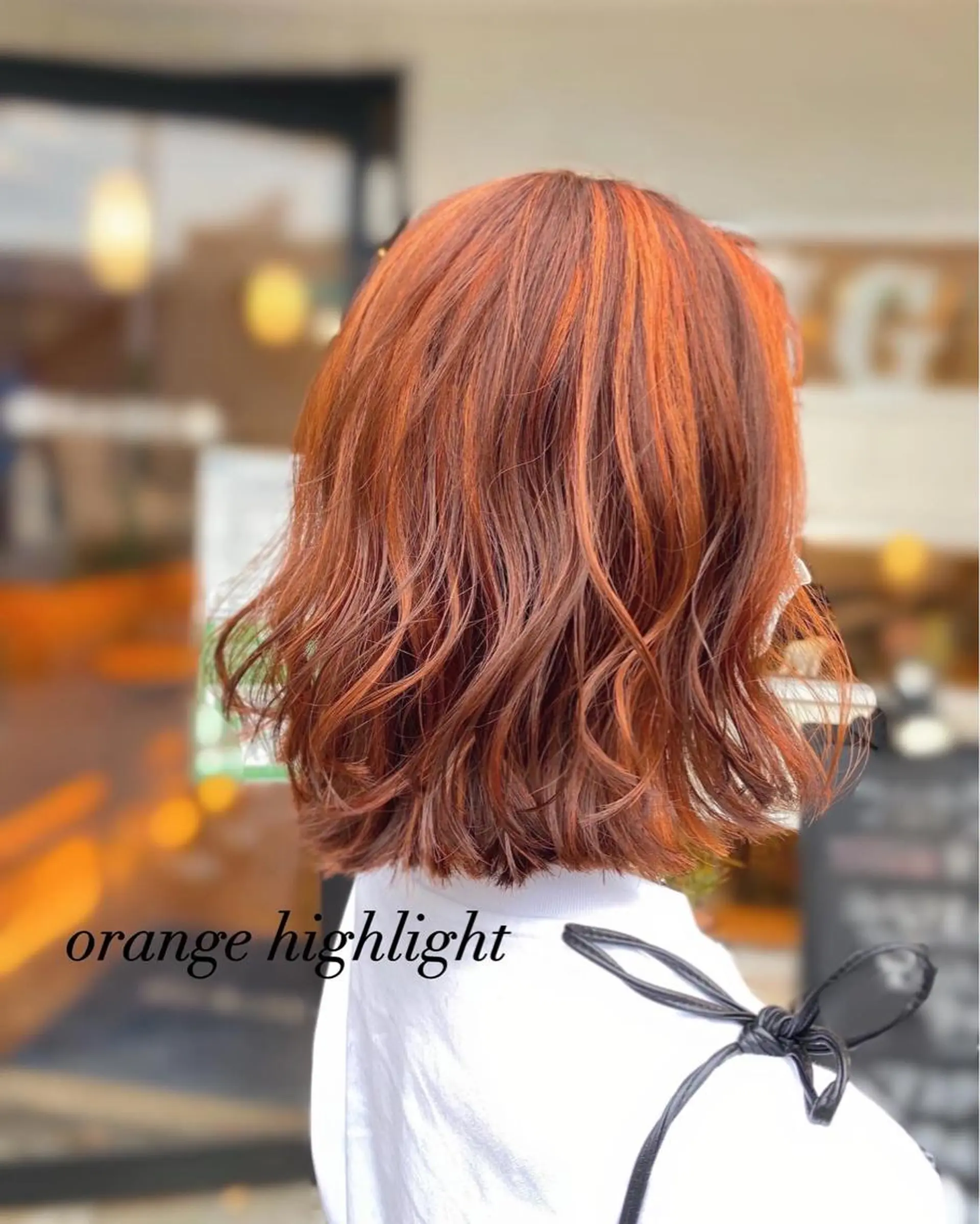 ミディアム カラー ヘアアレンジ 切りっぱなしボブ ブリーチ ハイライトカラー オレンジ ボブ 高橋胡桃🪽 ディレクターのヘアスタイル