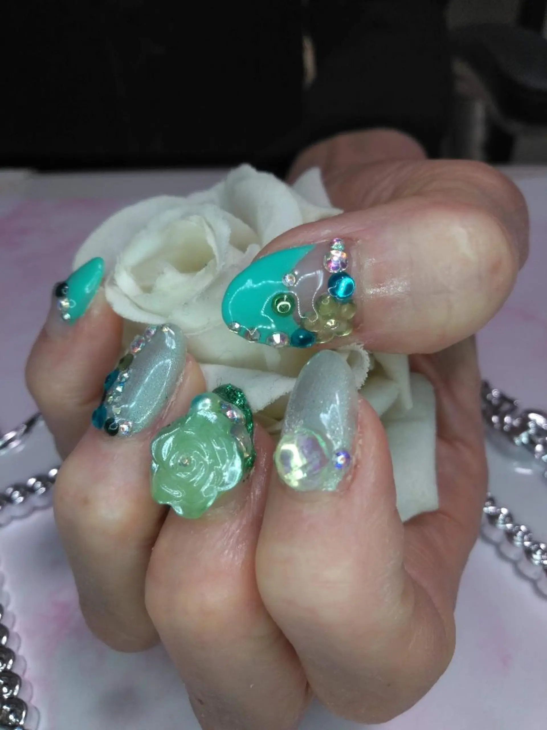 ネイル エステとネイル ローズコンフォートのネイルデザイン