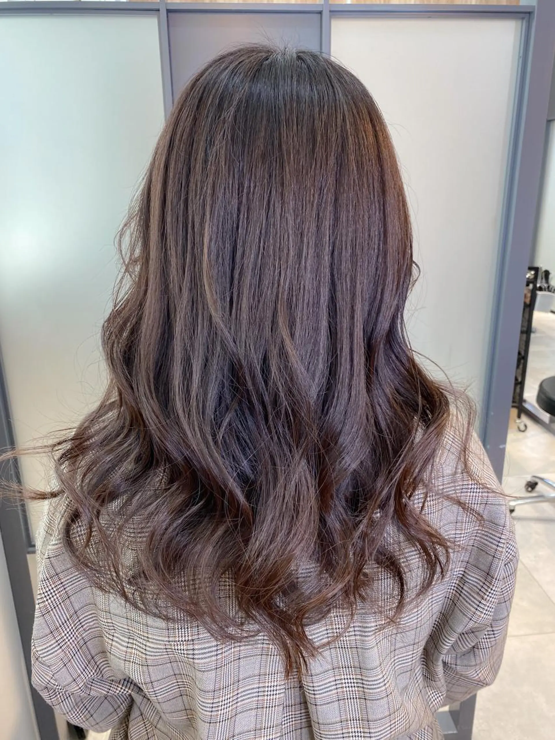 セミロング カラー ハイライトカラー ラベンダーカラー ラベンダーグレー ハイライト 【透明感、艶髪】西村 有司のヘアスタイル