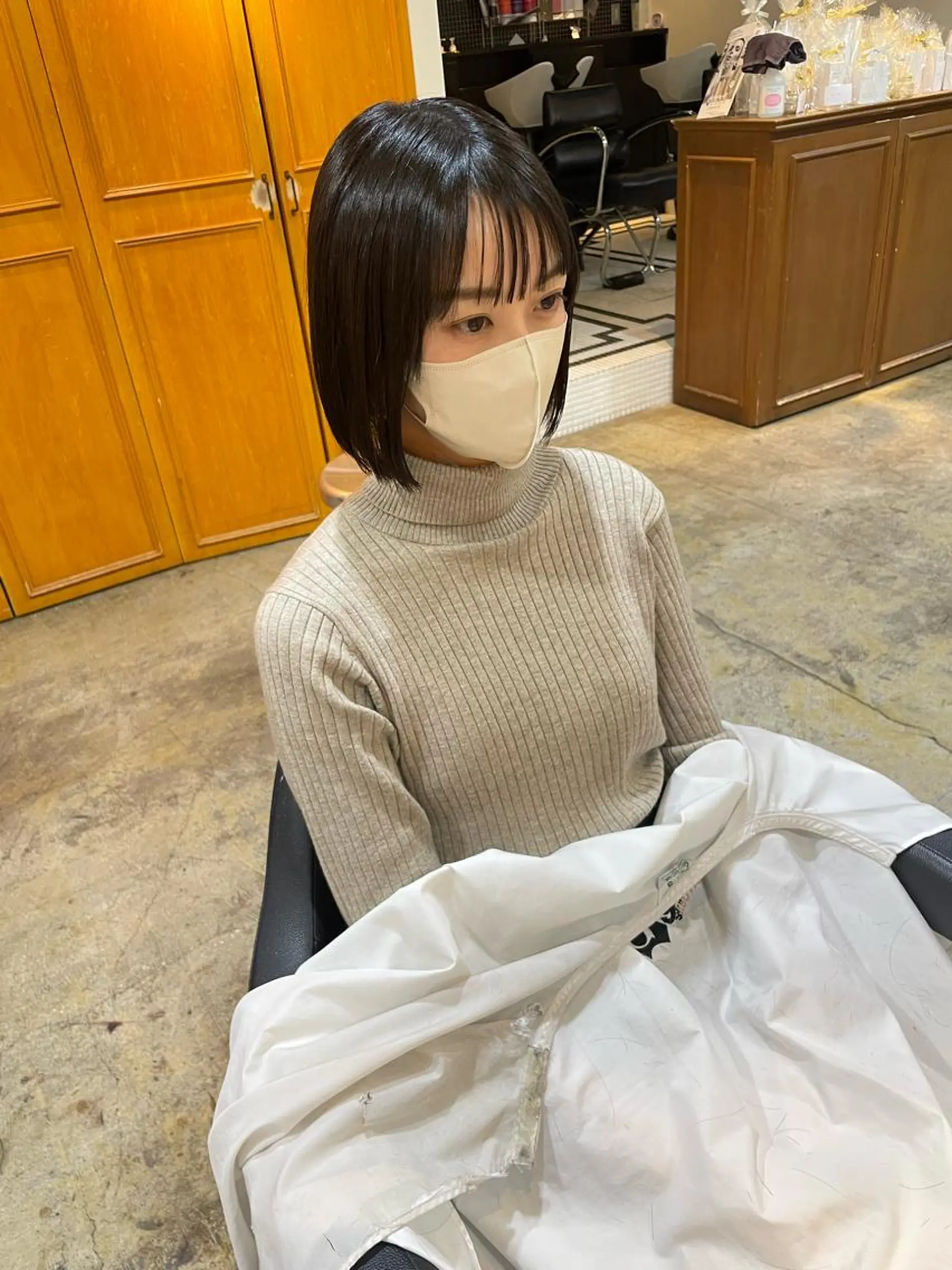 ショート ボブ MIOベージュカラー 柔らかいカラーのヘアスタイル