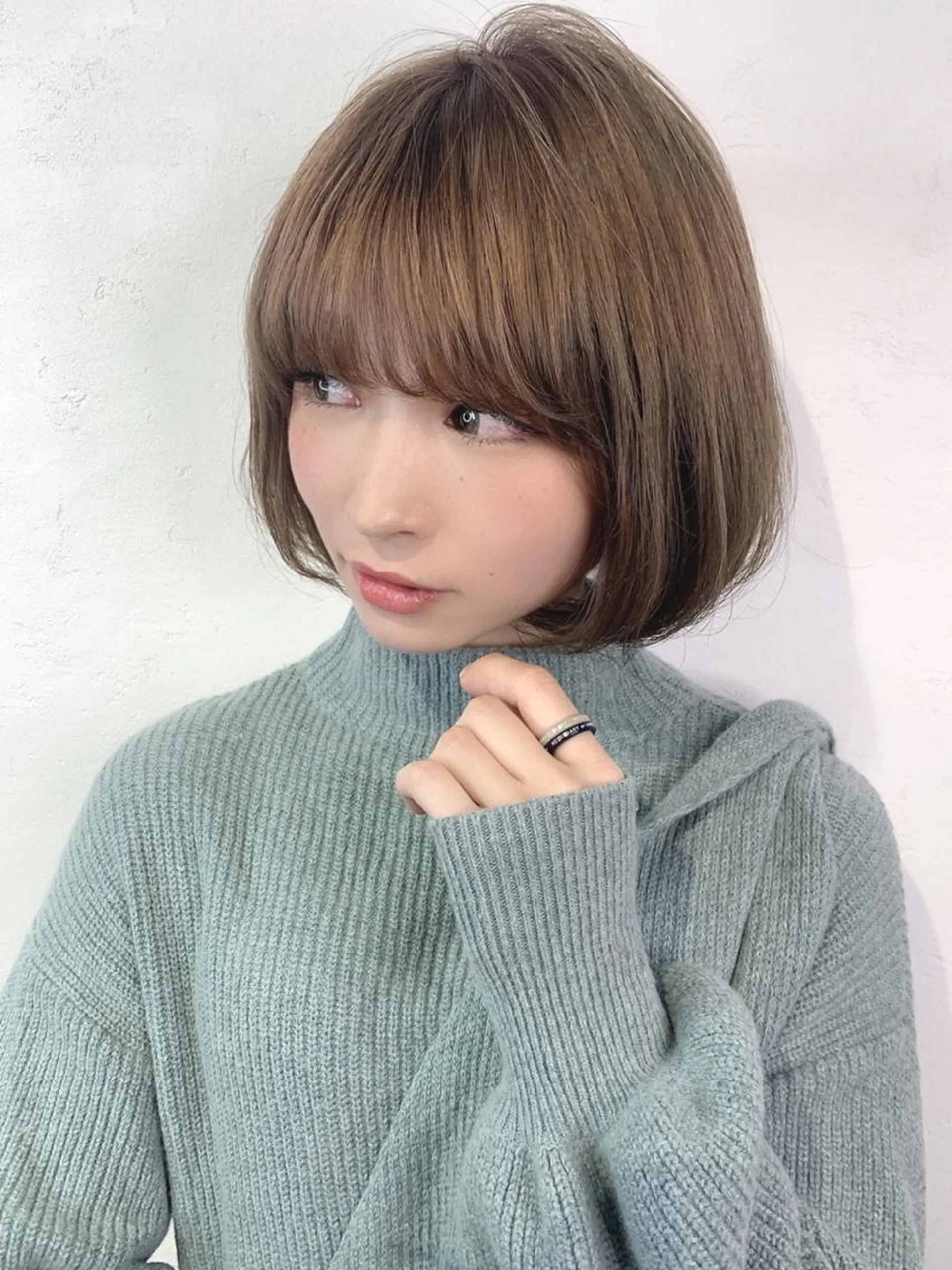 ショート 前下がりボブ ボブ 斜めバング 外国人風カラー 伸ばしかけ ＿WHITE鳳店 アンダーバーホワイトのヘアスタイル