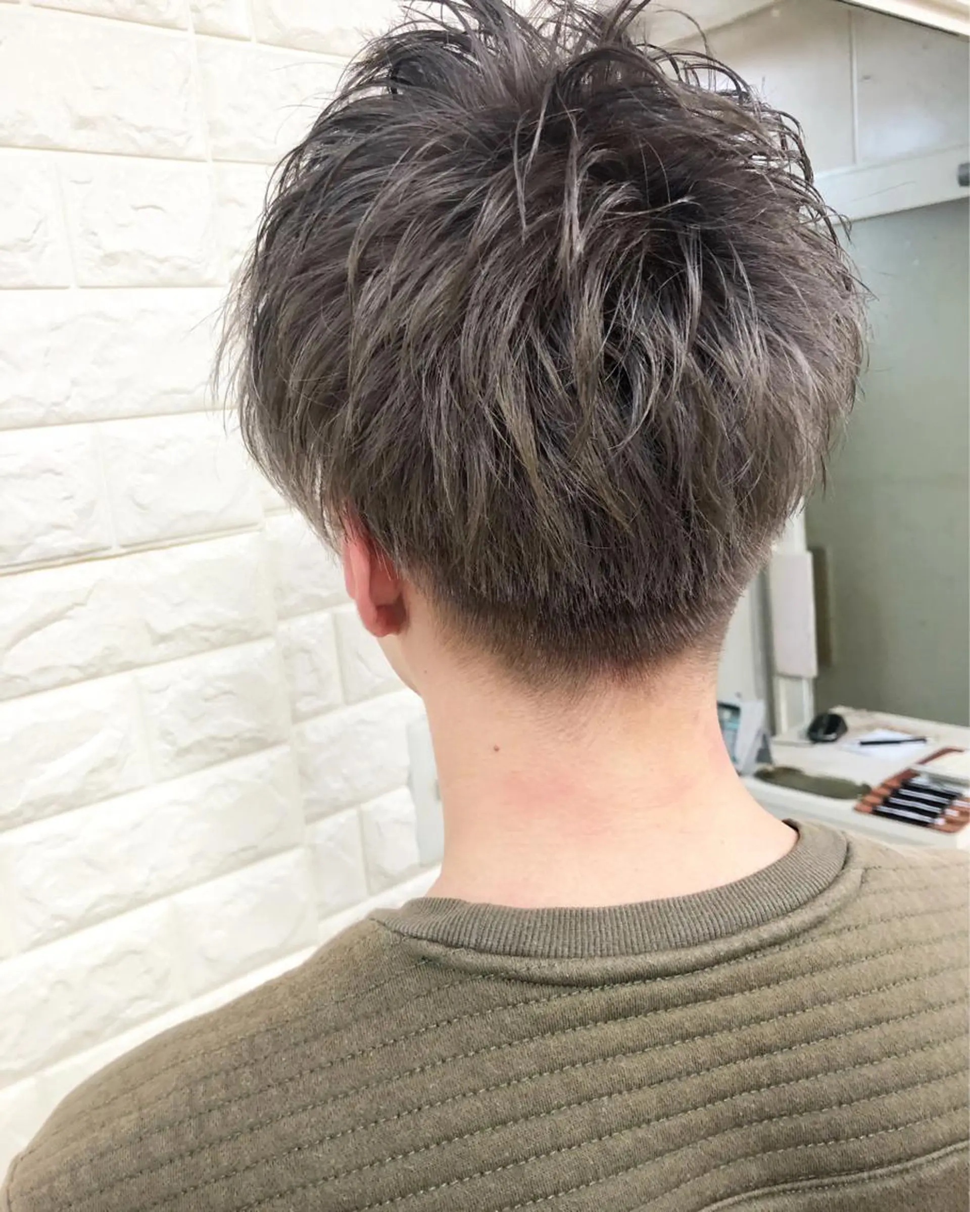 ショート カラー メンズ メンズブリーチ マッシュ ブリーチ グレージュ シルバー カット ヘアカラー famille所属・famille ファミーユのヘアスタイル