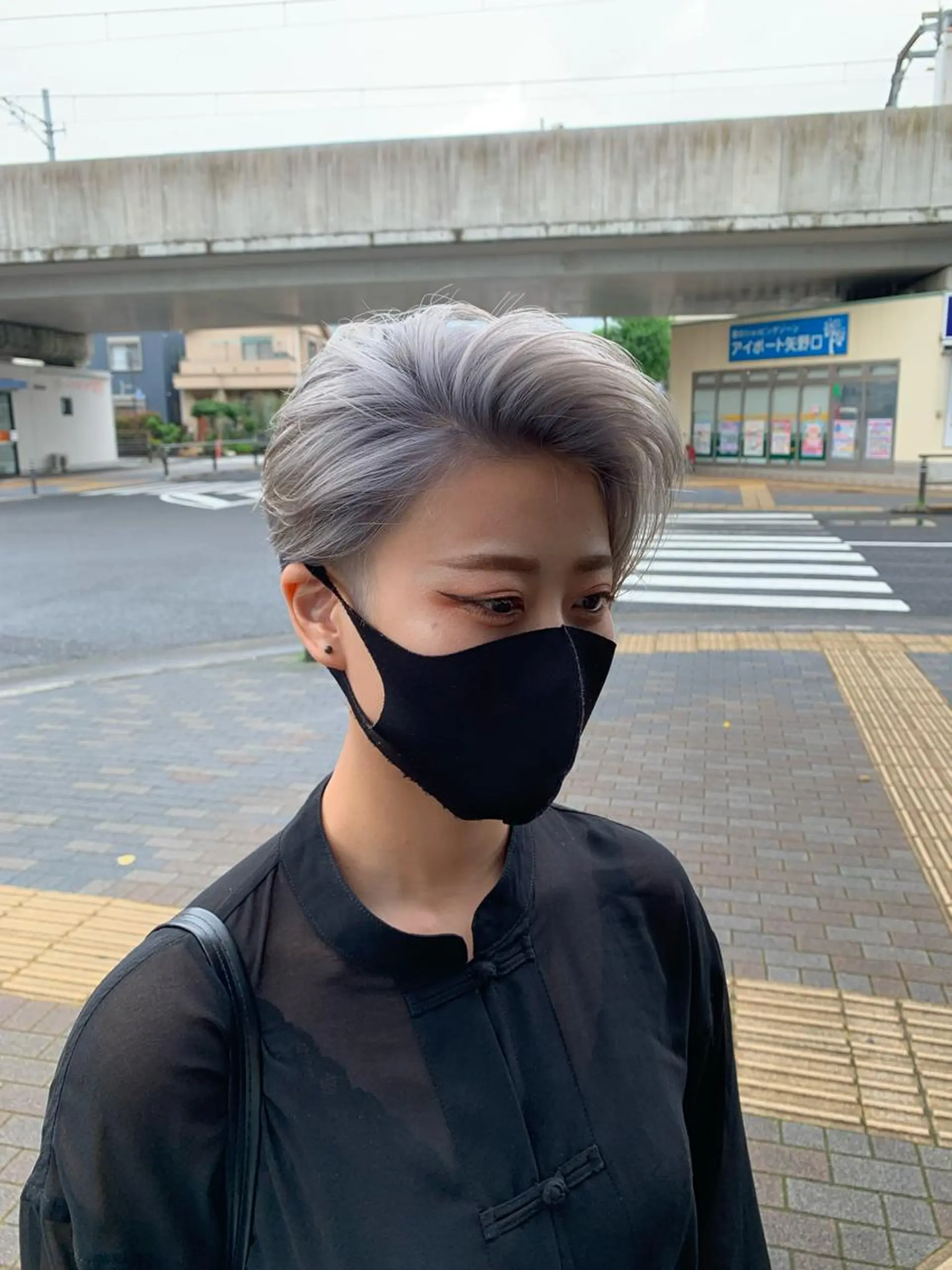 ショート カラー ブリーチ シルバー ヘアカラー 菊地 旬のヘアスタイル