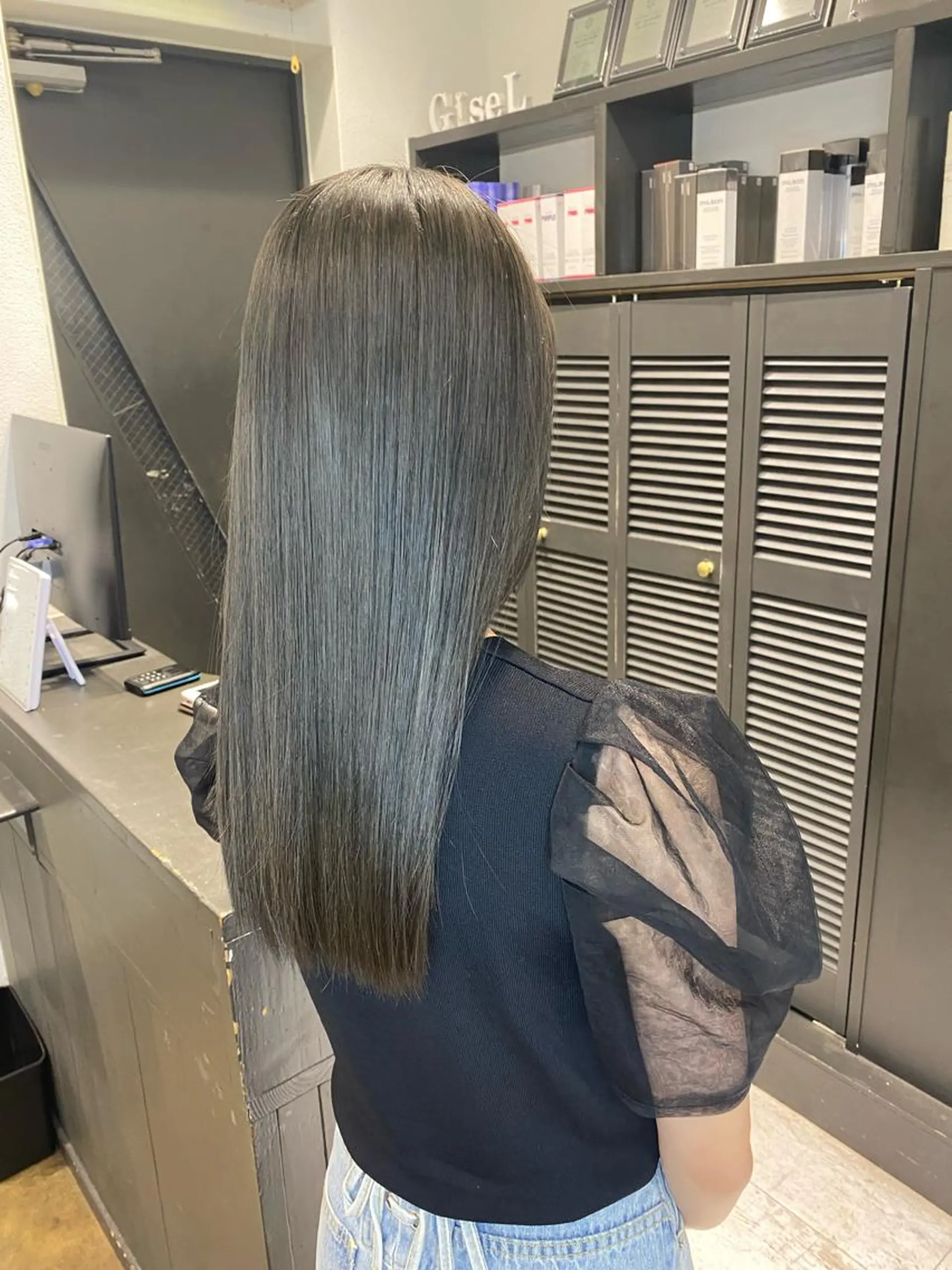 ロング ヘアカラー maya レイヤーカットのヘアスタイル