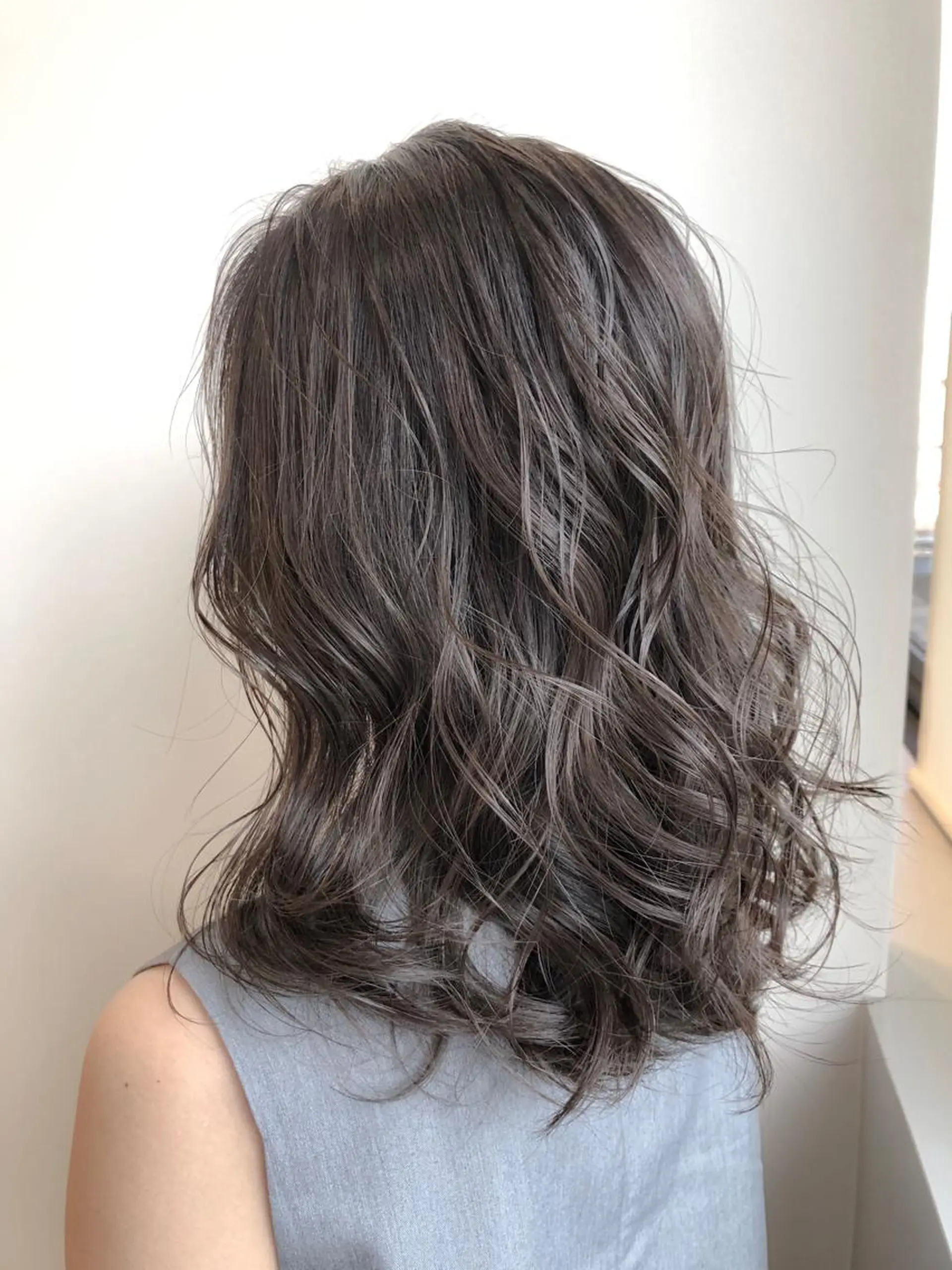 ミディアム カラー アッシュ アッシュグレー ハイライトカラー ハイライト 【透明感、艶髪】西村 有司のヘアスタイル