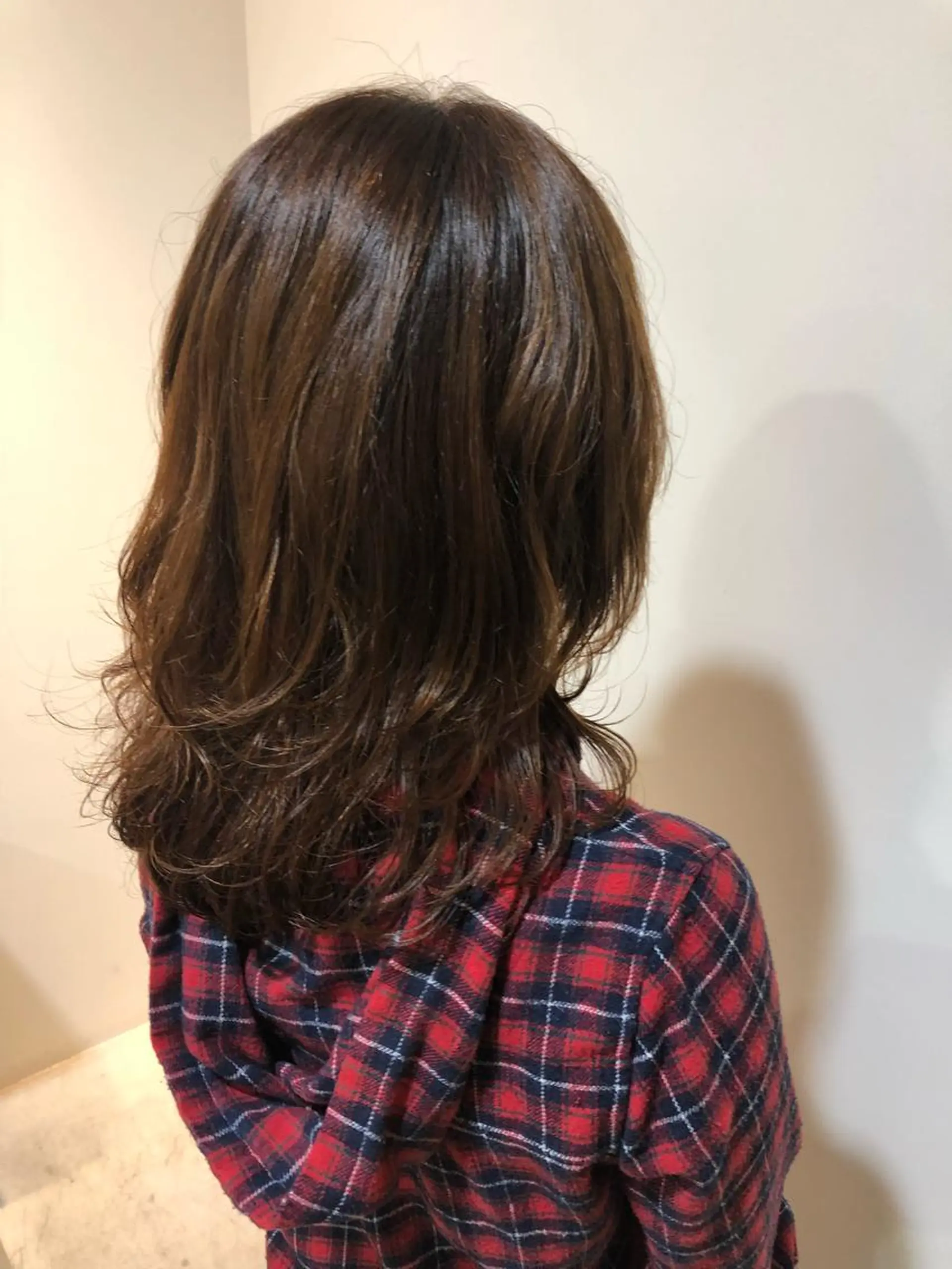 セミロング カラー ヘアアレンジ MIOベージュカラー 柔らかいカラーのヘアスタイル
