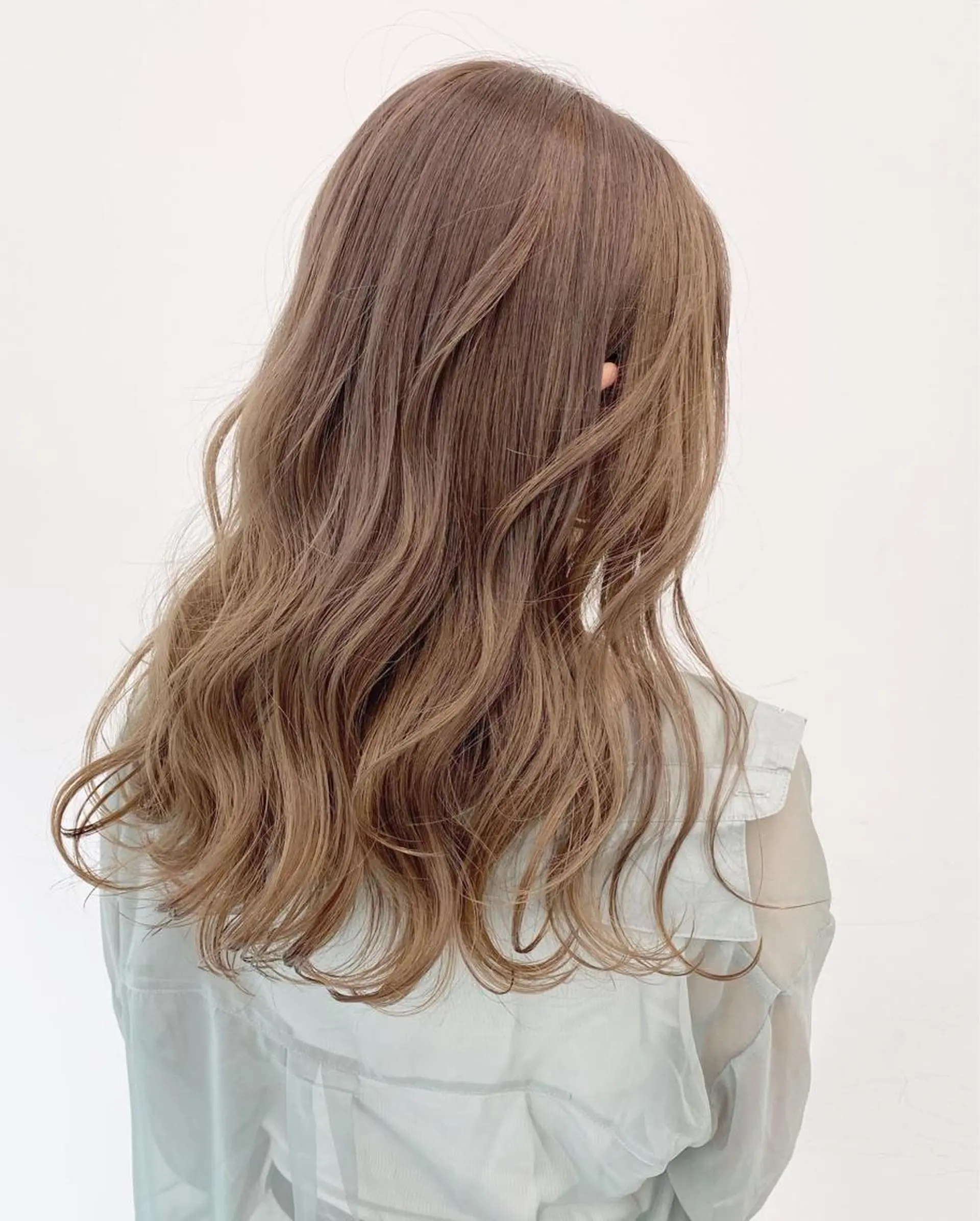 ミディアム カラー ヘアアレンジ ベージュカラー ダブルカラー ミルクティーベージュ 🦄インナーカラー 🦄貫井彩花のヘアスタイル