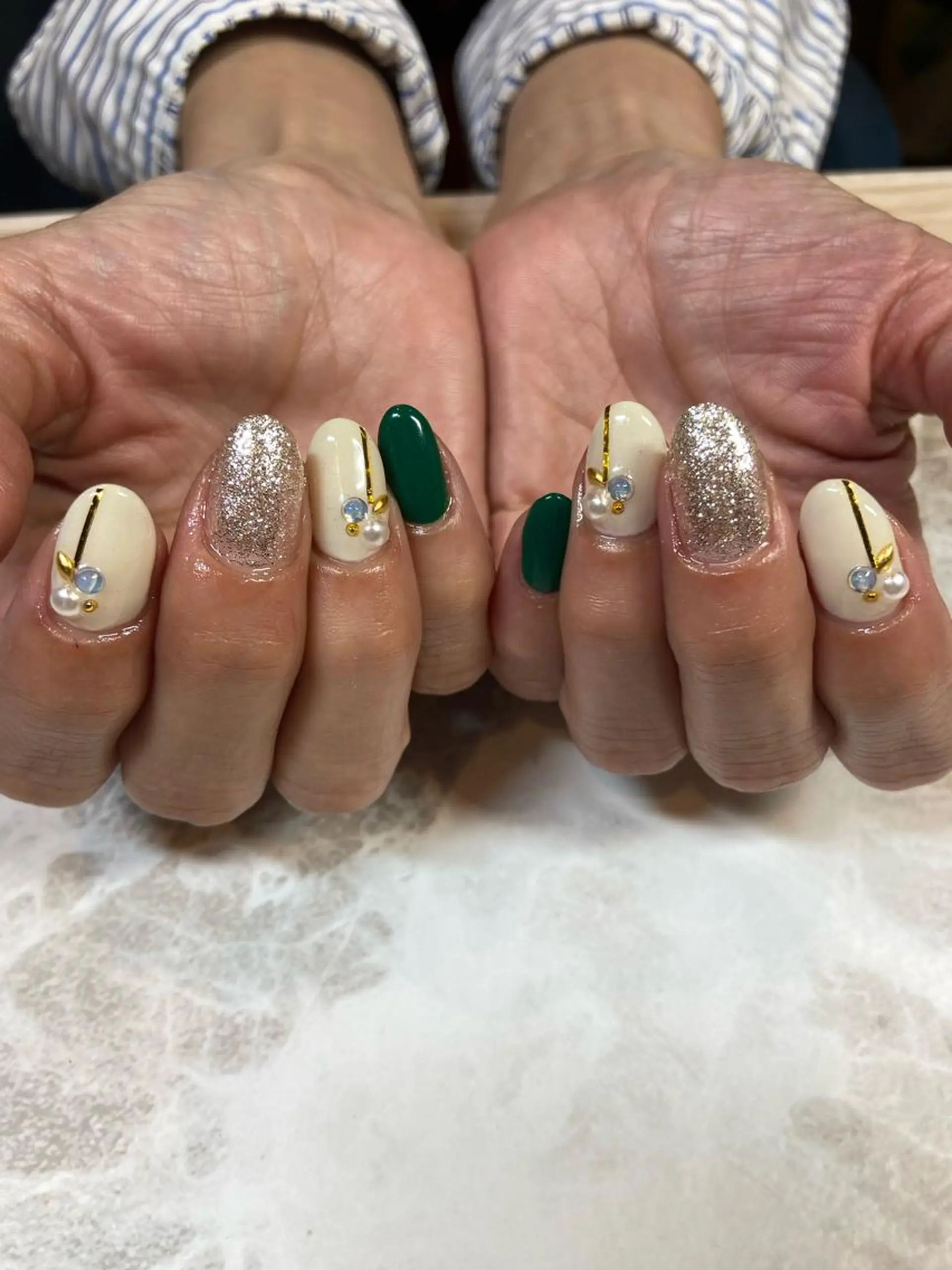 ミディアム ネイル グリーン 冬ネイル ハンドネイル ネイルサロン ステラのネイルデザイン