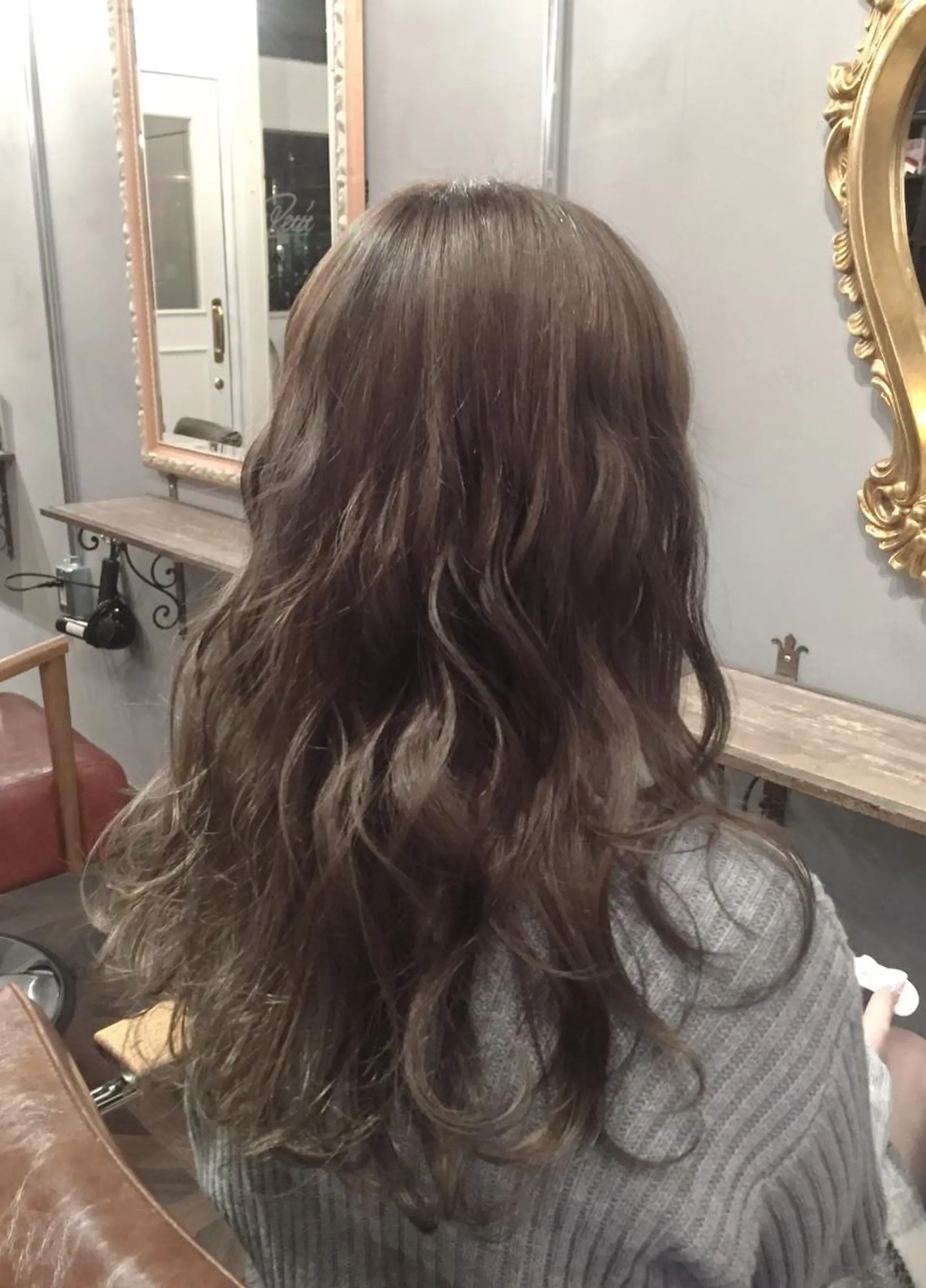 ロング カラー グレージュ 櫻井 愛弓のヘアスタイル