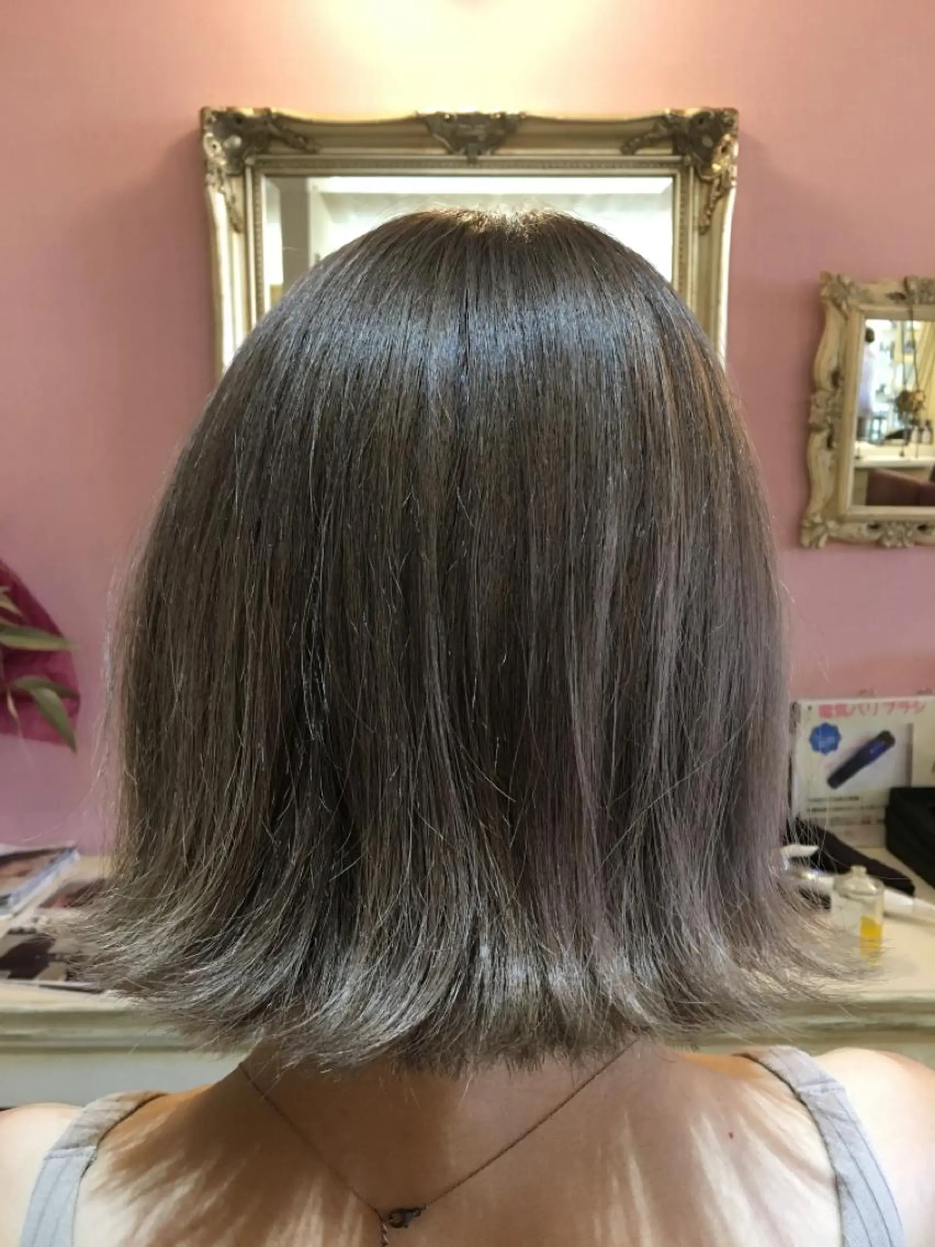 ミディアム カラー アッシュ シルバー シルバーアッシュ カット ヘアカラー トリートメント plaatje 義見のヘアスタイル