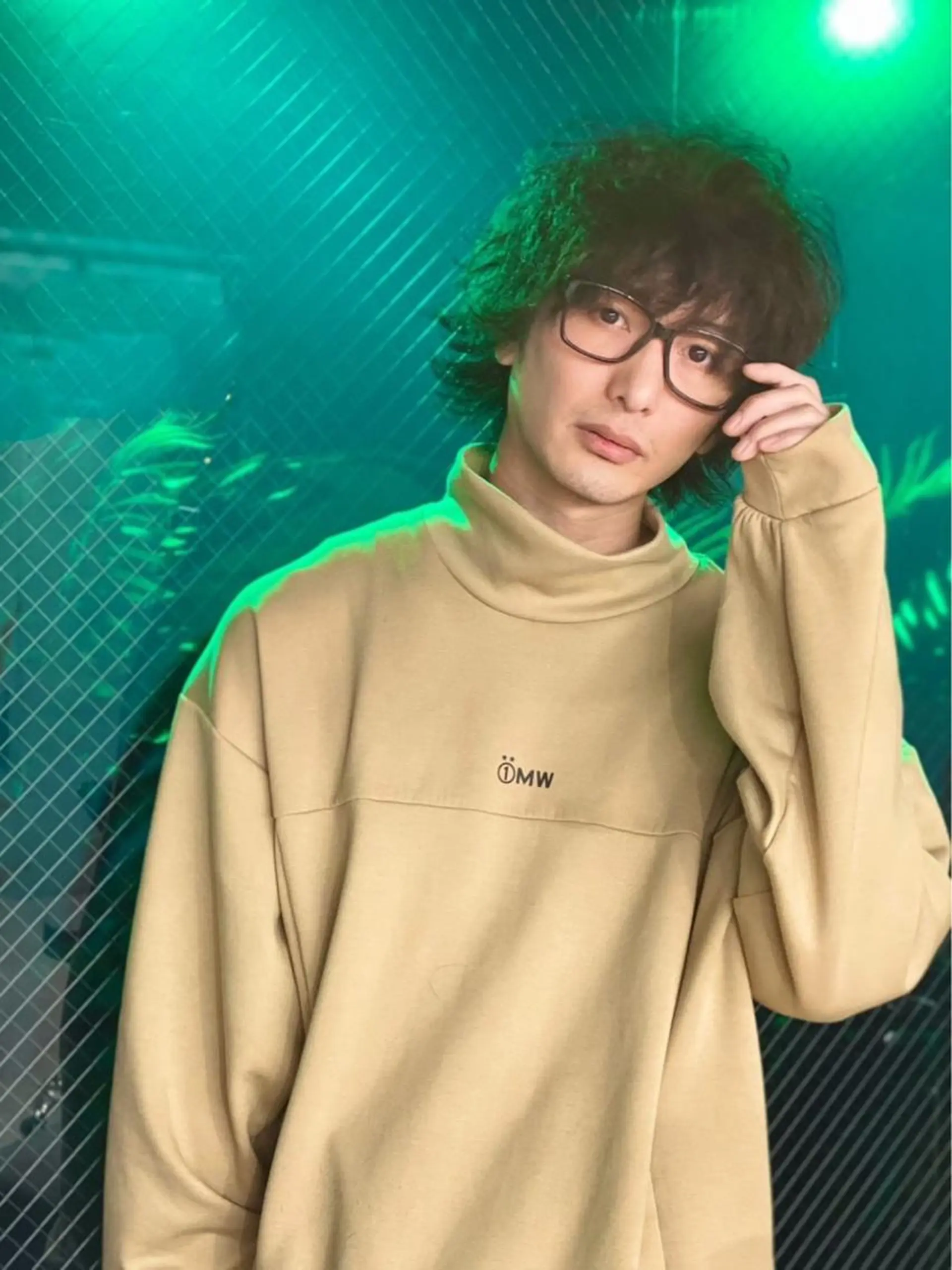 ミディアム メンズ メンズバレイヤージュ センターパート メンズハイライト メンズインナーカラー マッシュ 原宿アンリ 山下卓也のヘアスタイル