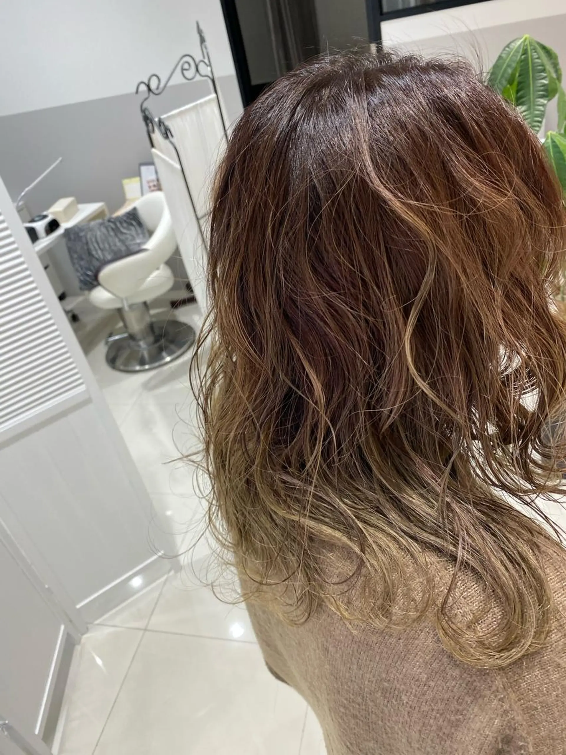 セミロング カラー バレイヤージュ グラデーションカラー レイヤーカット Kobayashi ハイライト/ショートのヘアスタイル