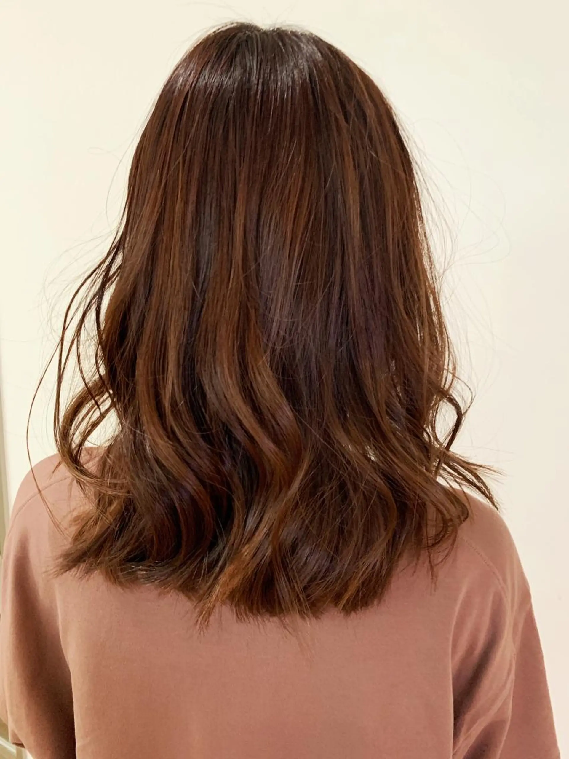 セミロング アッシュ カット ヘアカラー 佐藤 美紅のヘアスタイル