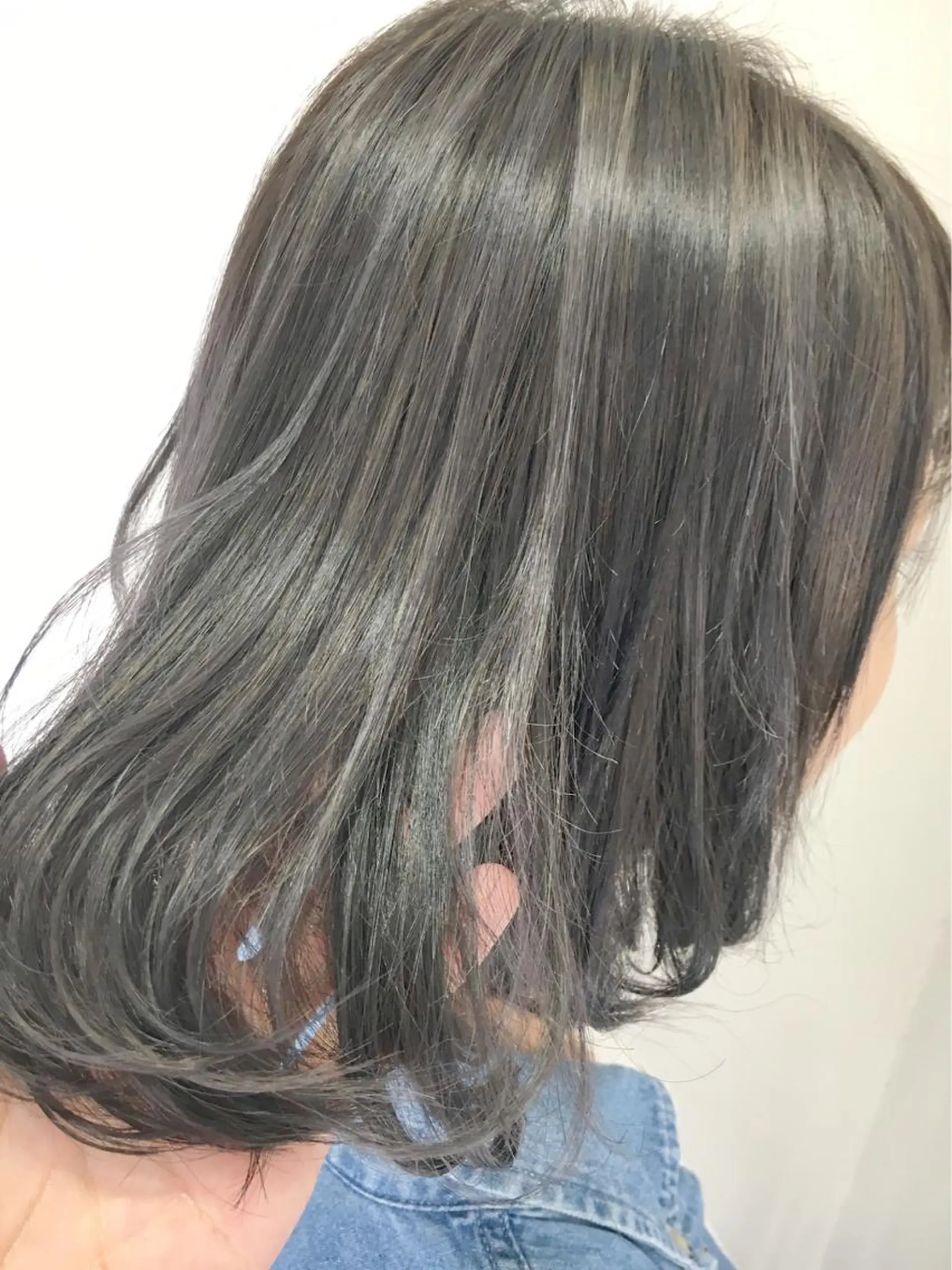 カラー アッシュ アッシュグレー ブリーチ ハイライトカラー ヘアカラー 永井 大希のヘアスタイル