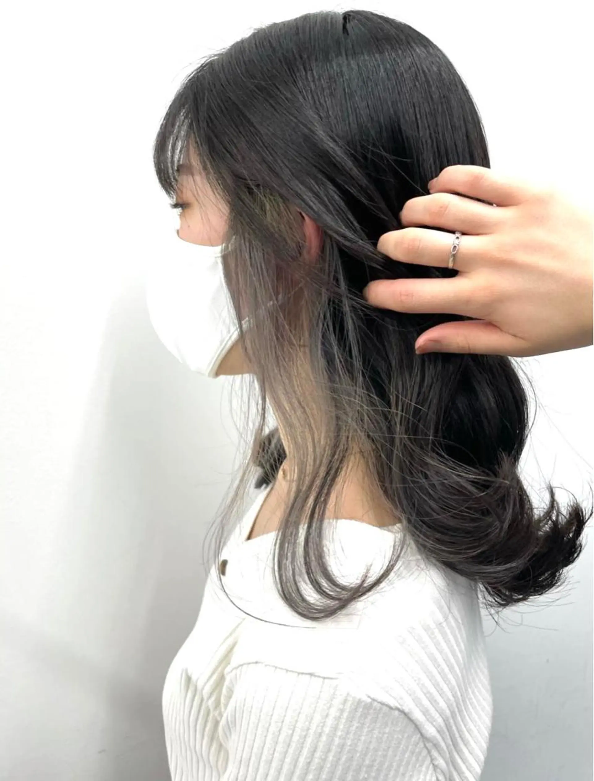 セミロング カラー ヘアアレンジ ブリーチ インナーカラー シルバー ヘアカラー トリートメント 🦄インナーカラー 🦄貫井彩花のヘアスタイル