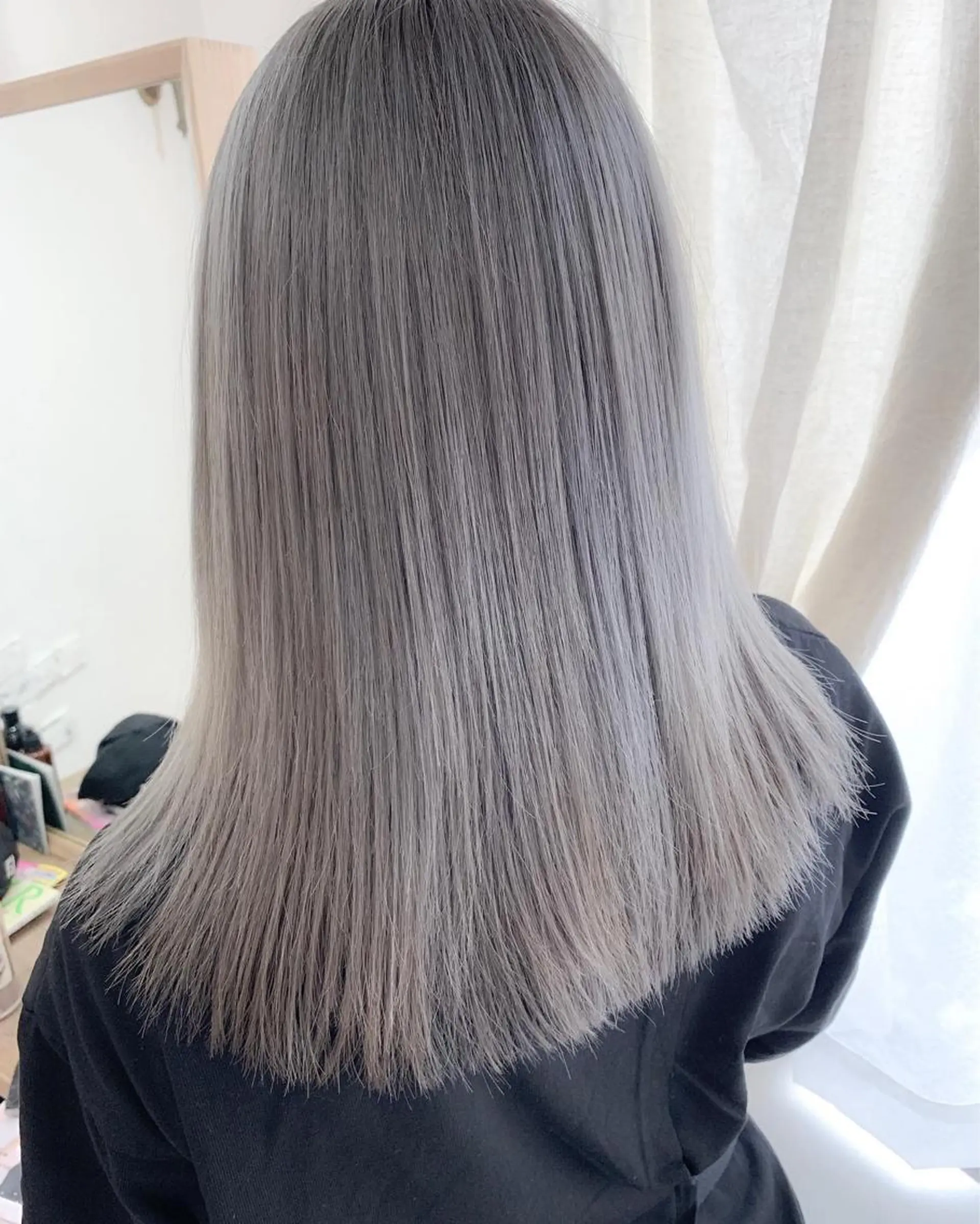 セミロング カラー ベージュカラー ブリーチ シルバー シルバーベージュ BOX mico.のヘアスタイル