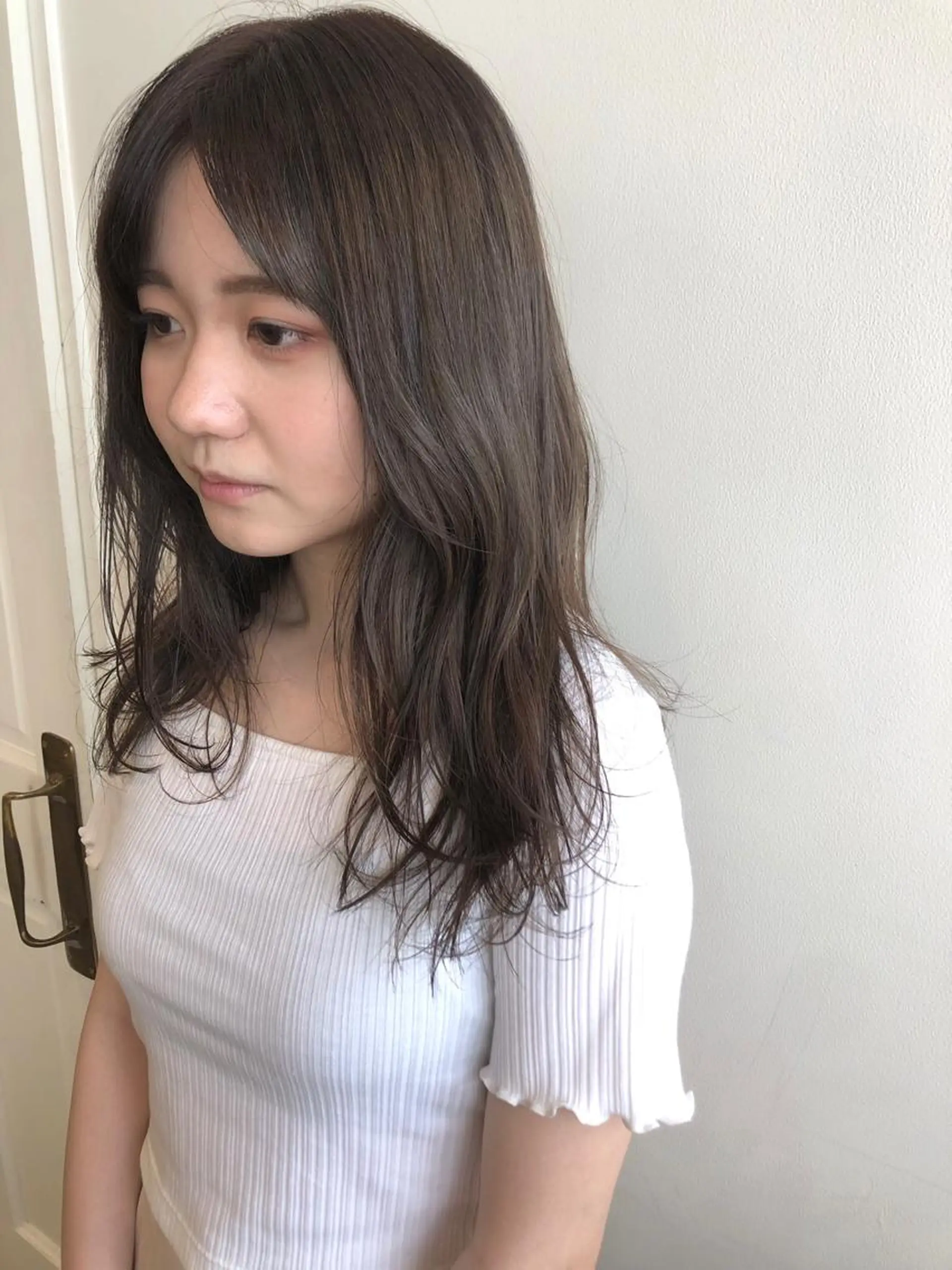 セミロング カラー カット ヘアカラー トリートメント MIOベージュカラー 柔らかいカラーのヘアスタイル