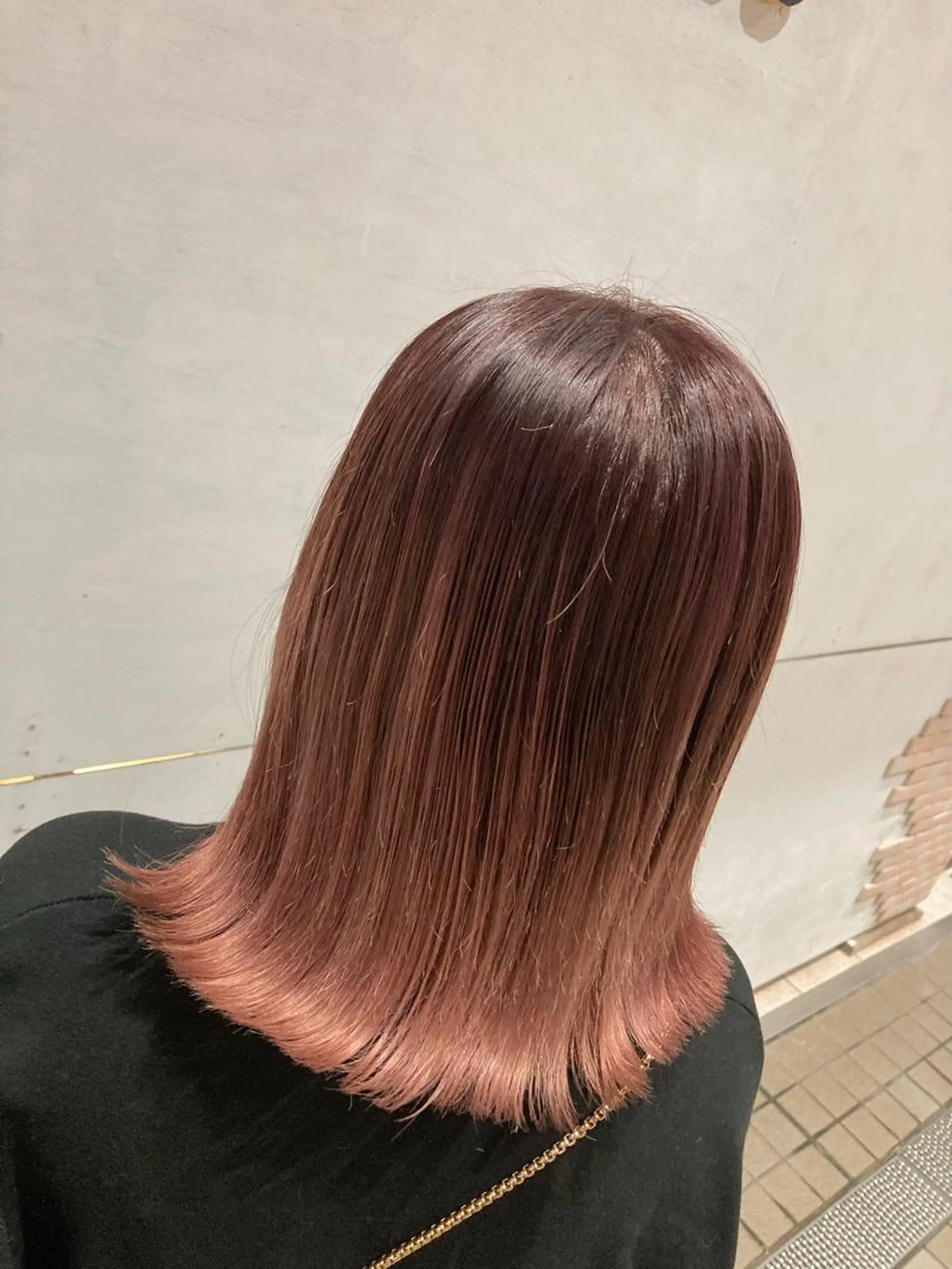ミディアム カラー バレイヤージュ ピンクカラー レッドカラー レイヤーカット カット ヘアカラー トリートメント SHAFT Ieiriのヘアスタイル