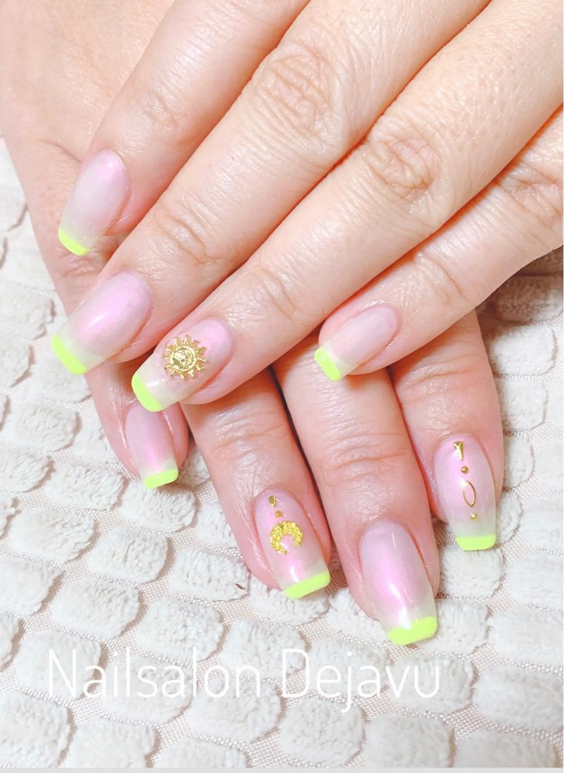 ネイル アートネイル オーロラネイル ワンカラーネイル ピンク ストーンネイル Nail salon Dejavu 🌿のネイルデザイン