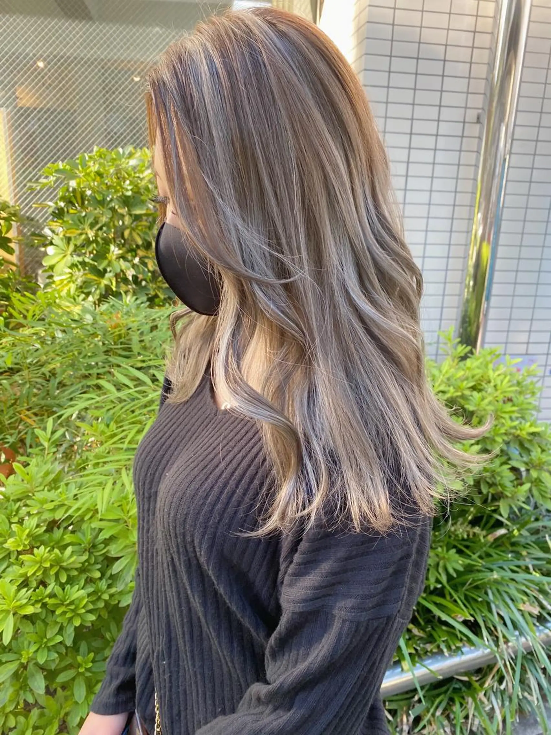 セミロング カラー ブリーチ ハイライトカラー ハイライト ヘアカラー モモカ/ハイトーン /バレイヤージュのヘアスタイル