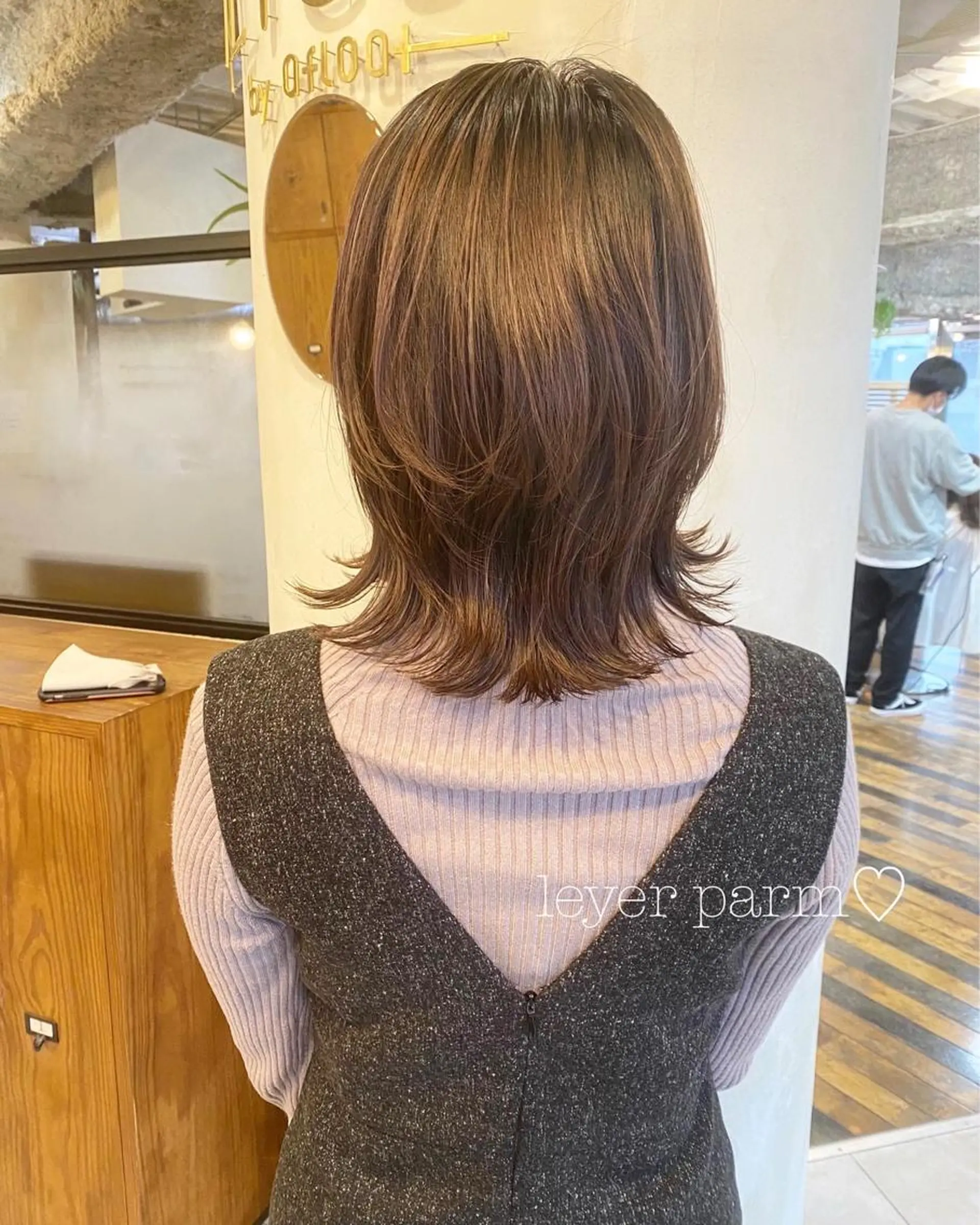 ミディアム ミディアムパーマ くびれヘア レイヤーカット 鎌倉 彩のヘアスタイル