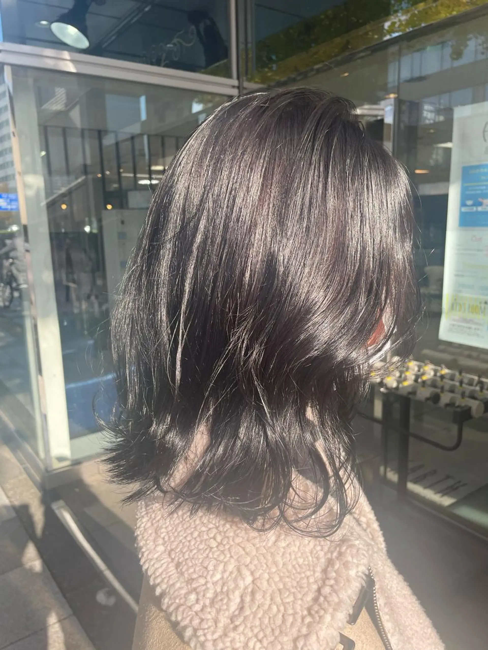 ミディアム カラー 黒髪 アートディレクター 尾内 友美のヘアスタイル