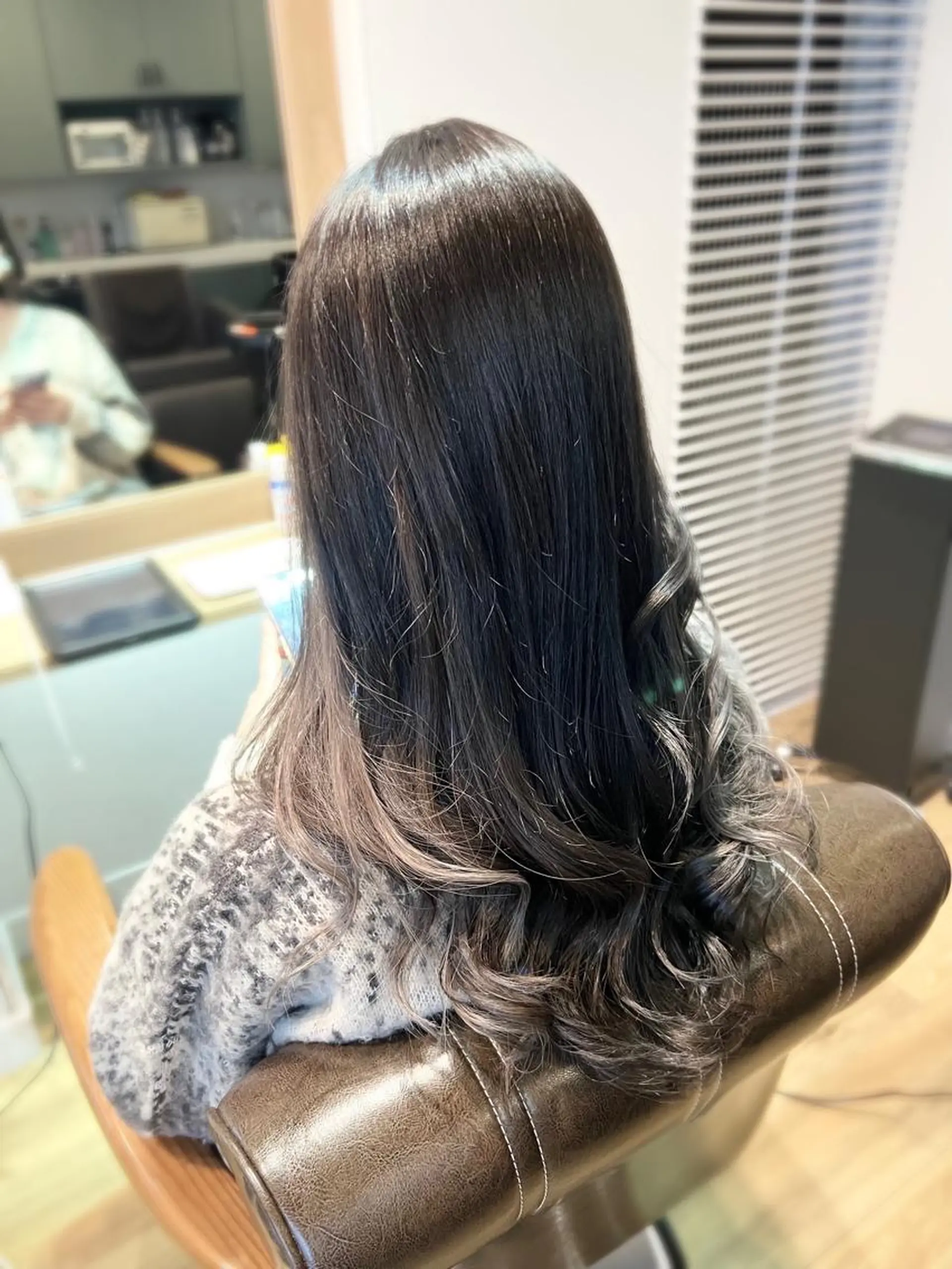 ロング カラー イヤリングカラー グレージュ ヘアカラー 堀 望美のヘアスタイル