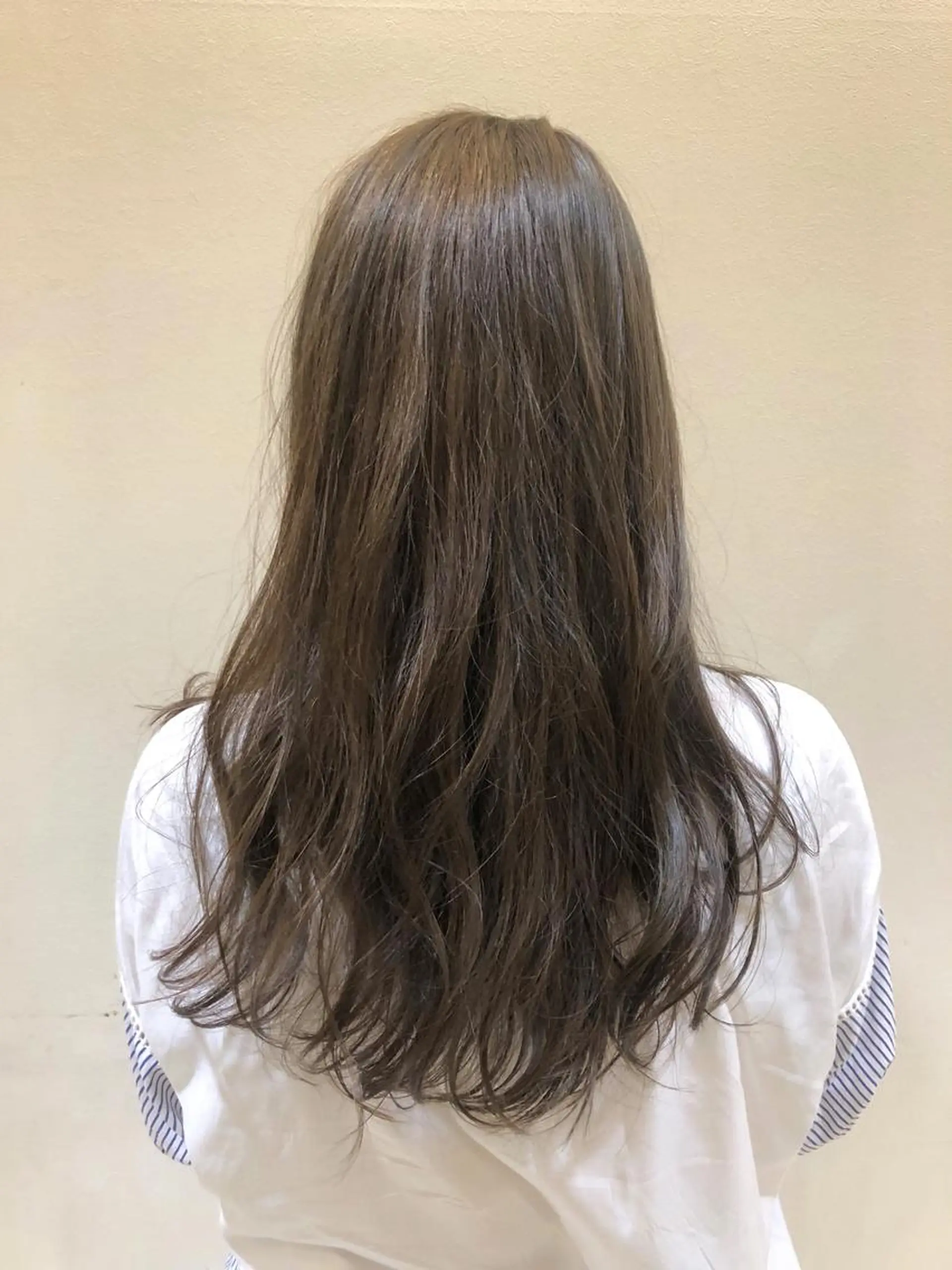 ロング カラー 足立 小百合のヘアスタイル