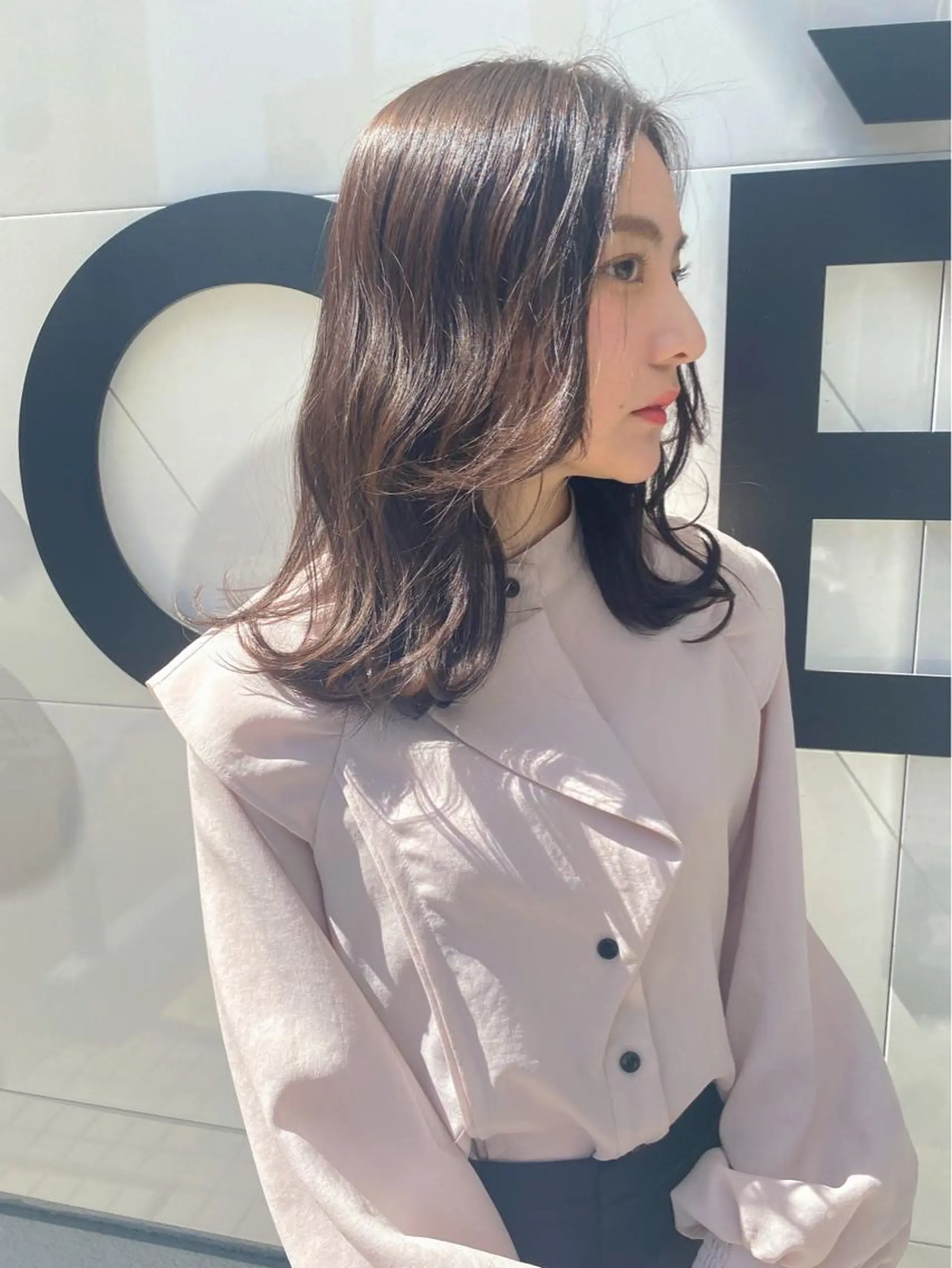 セミロング カラー ヘアアレンジ グレージュ 韓国🇰🇷レイヤー カットオリーブカラーのヘアスタイル