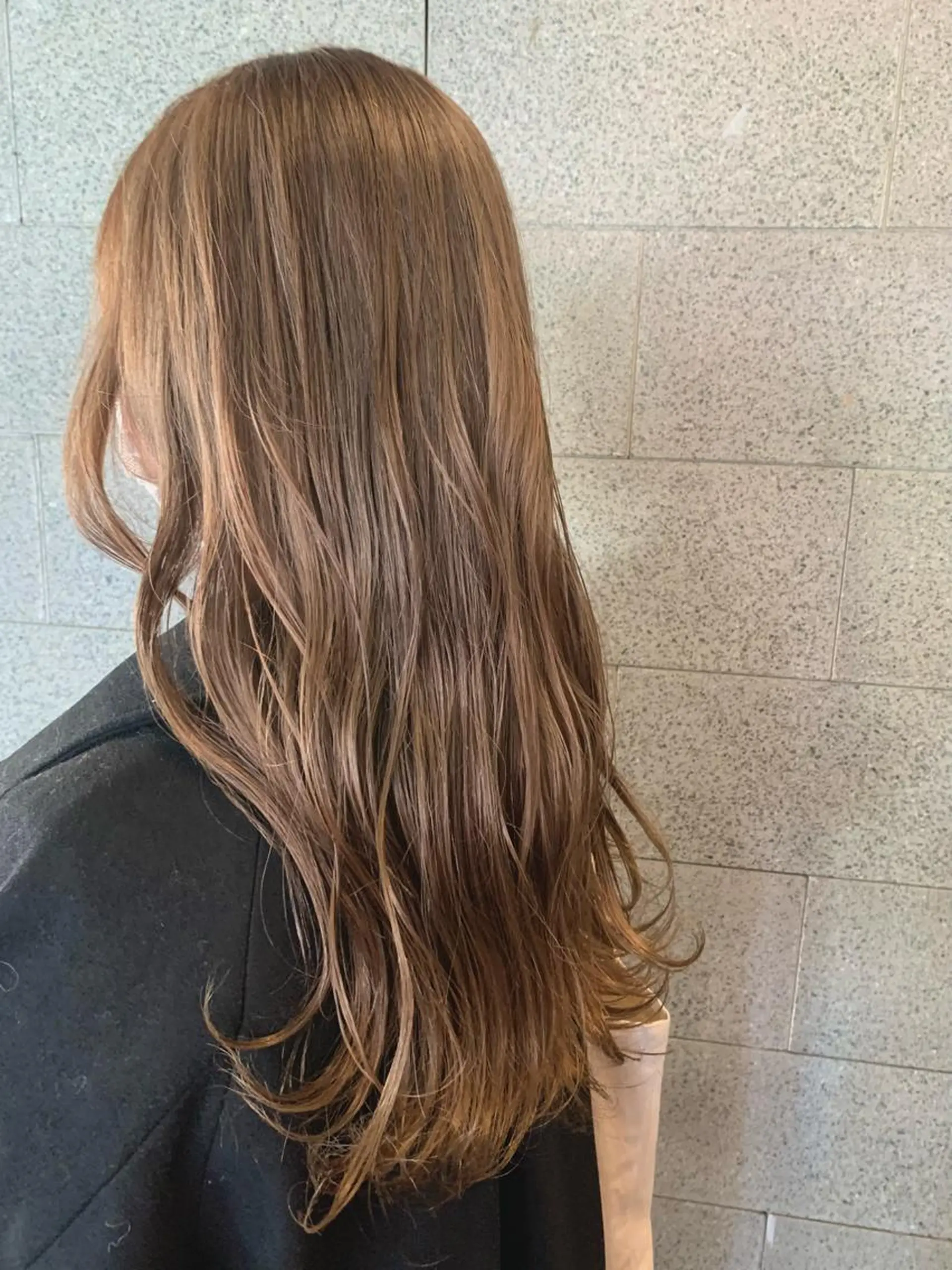 ロング カラー ベージュカラー ハイトーンカラー ラテベージュ ヘアカラー トリートメント 西岡 優太のヘアスタイル