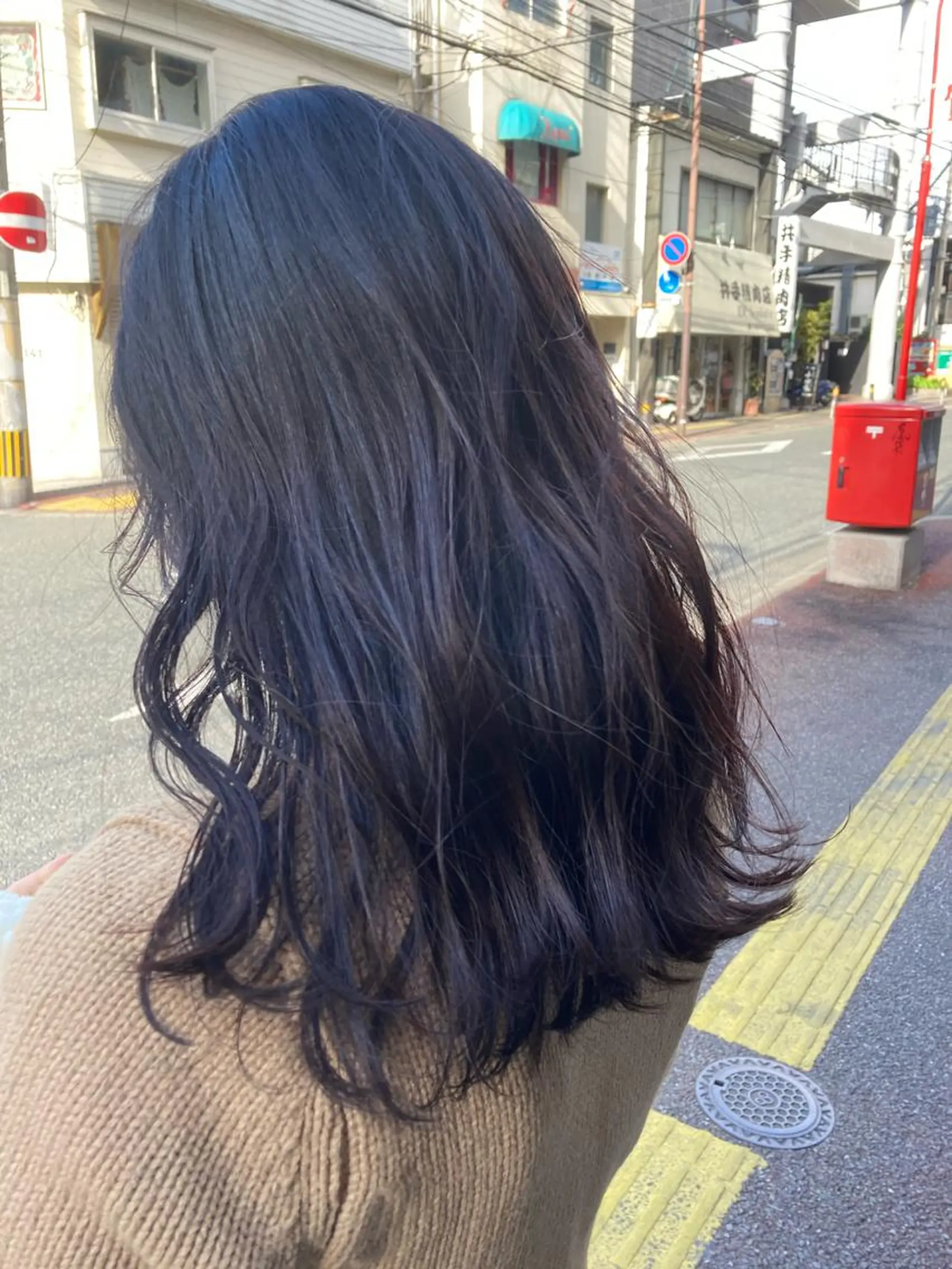 セミロング 顔まわりレイヤー デザインカットのヘアスタイル