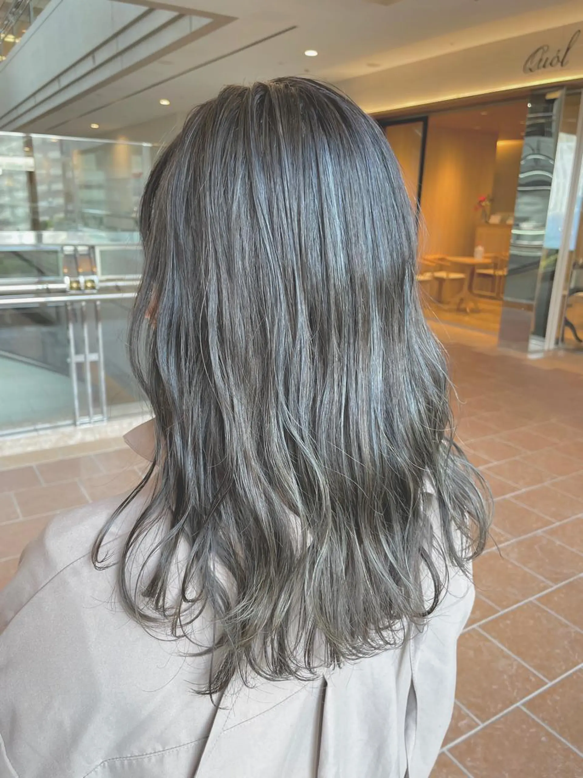 セミロング アッシュ ハイライト 齋藤 尋真のヘアスタイル