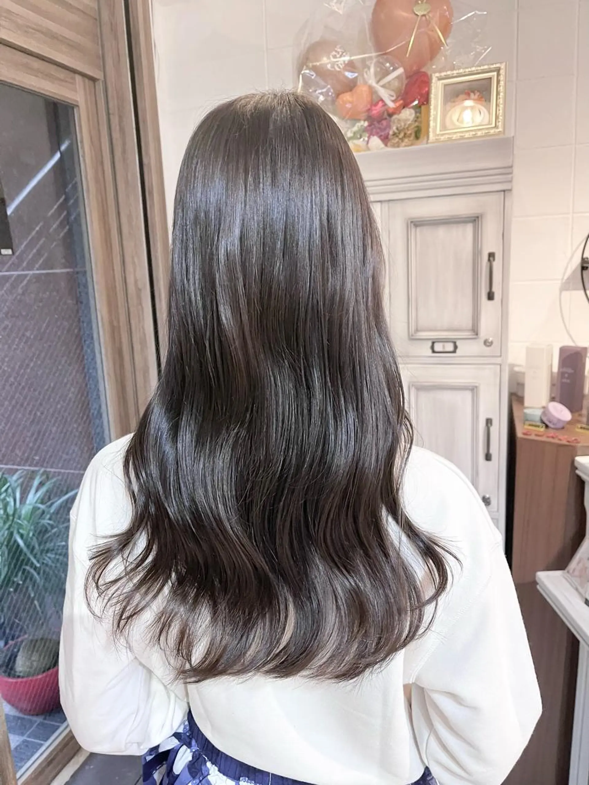 ロング カラー 透明感カラー グレージュ 髪質改善で 憧れの潤艶美髪にのヘアスタイル