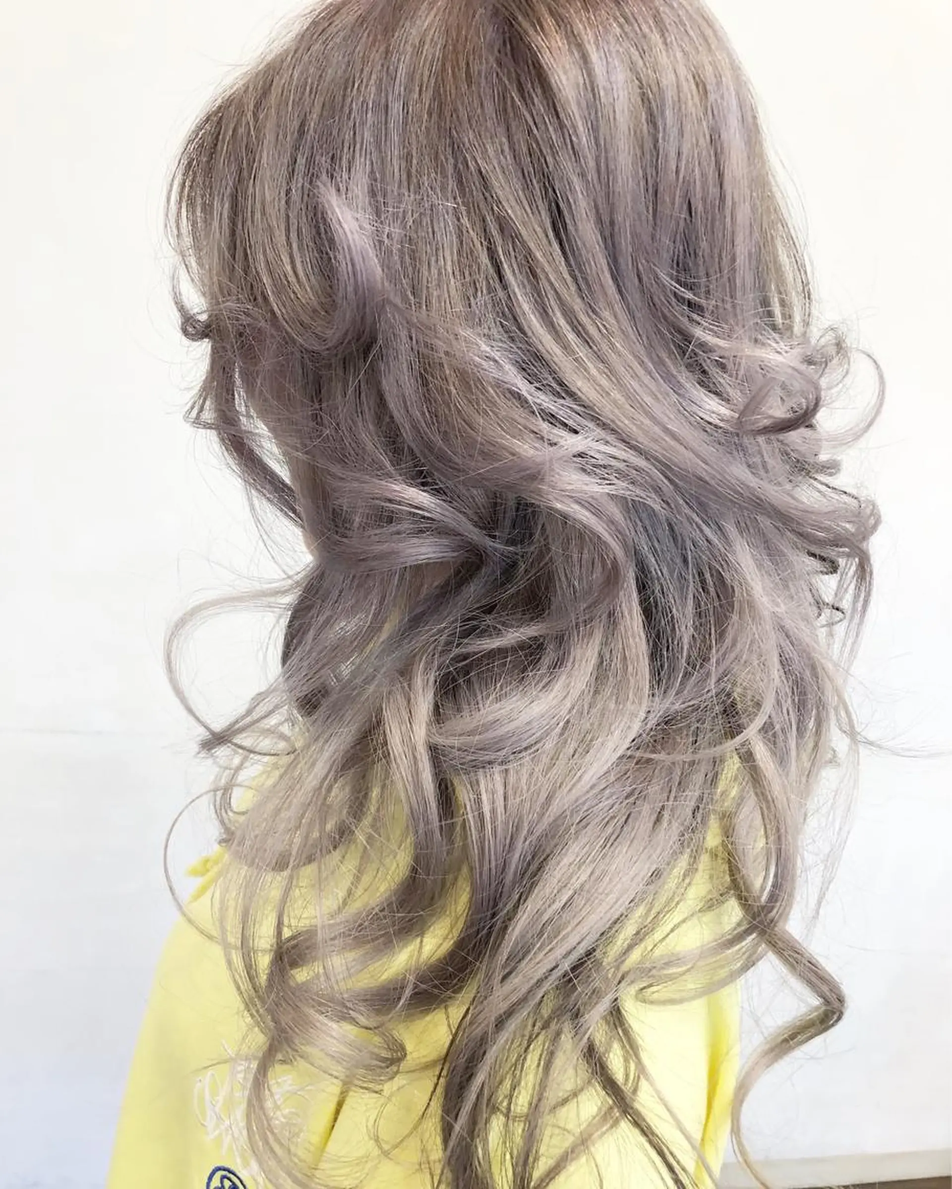 セミロング カラー アッシュ ダブルカラー ラベンダーカラー ラベンダーアッシュ カット ヘアカラー GLAD 萩原のヘアスタイル