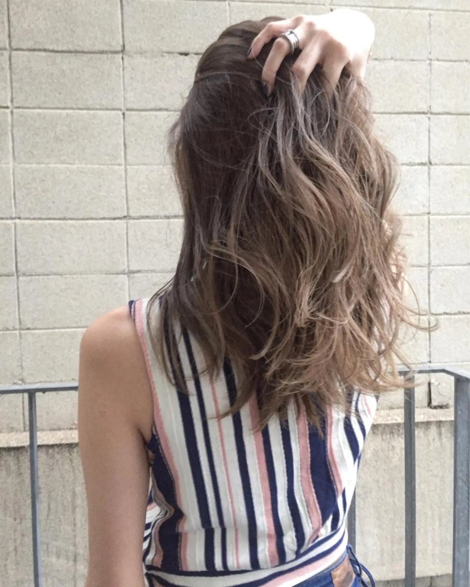 ロング カラー グレージュ イルミナカラー ヘアカラー トリートメント YUSUKE レイヤーカットカラーのヘアスタイル