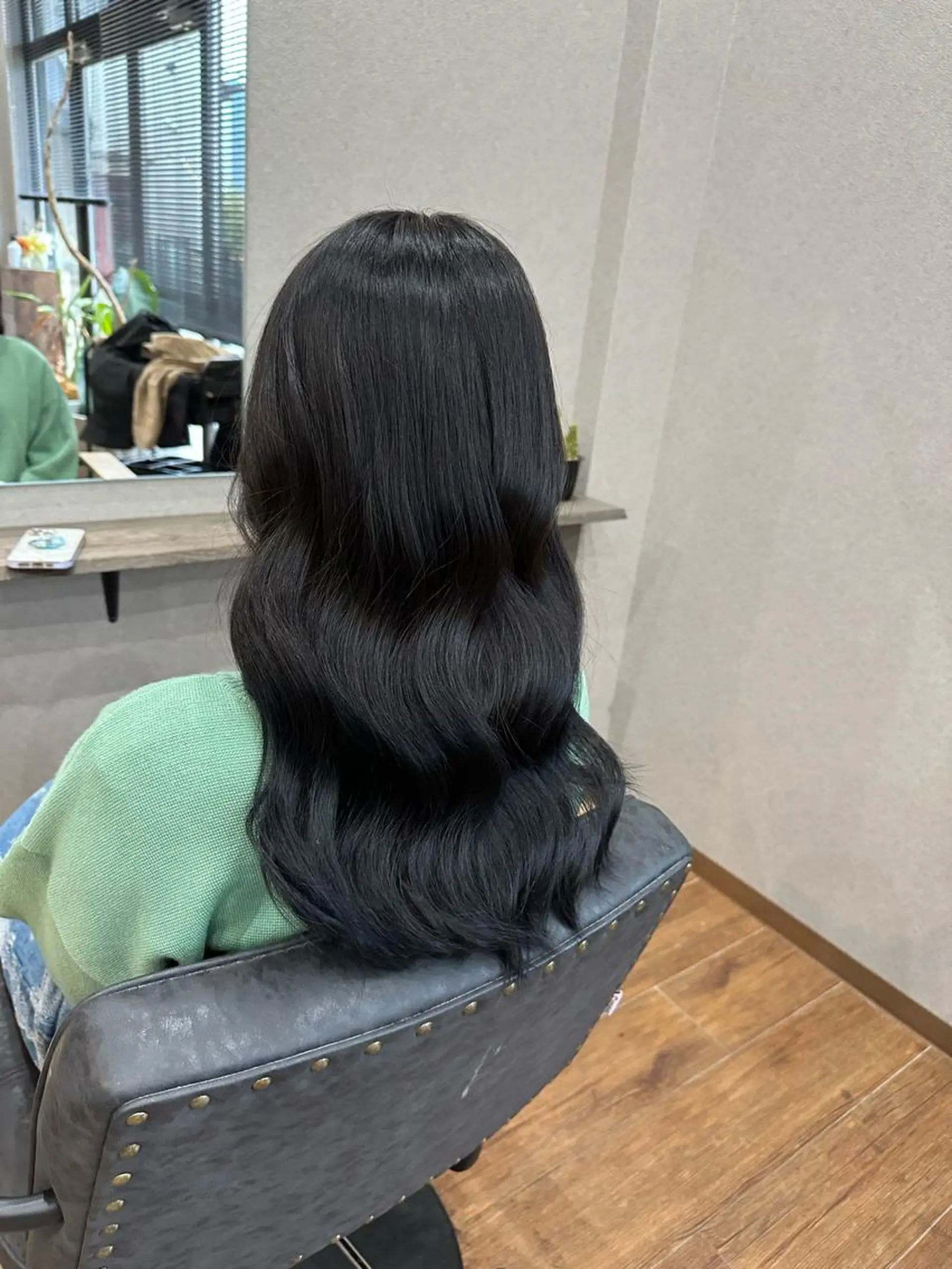 ロング カラー 黒髪 ブルーカラー ブルーブラック ヘアカラー トリートメント 鵜飼 真伍のヘアスタイル