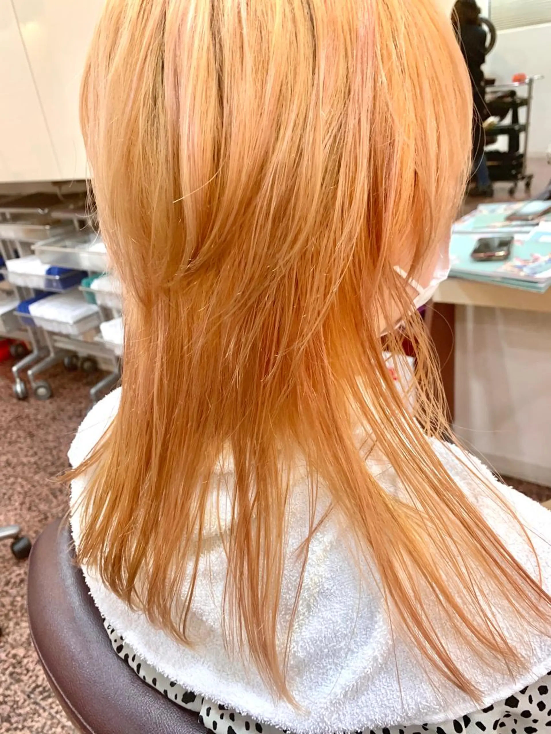 セミロング カラー ブリーチ ケアブリーチ オレンジ トリートメント VERBENA所属・ハイライト／艶カラー 大河シンジのヘアスタイル