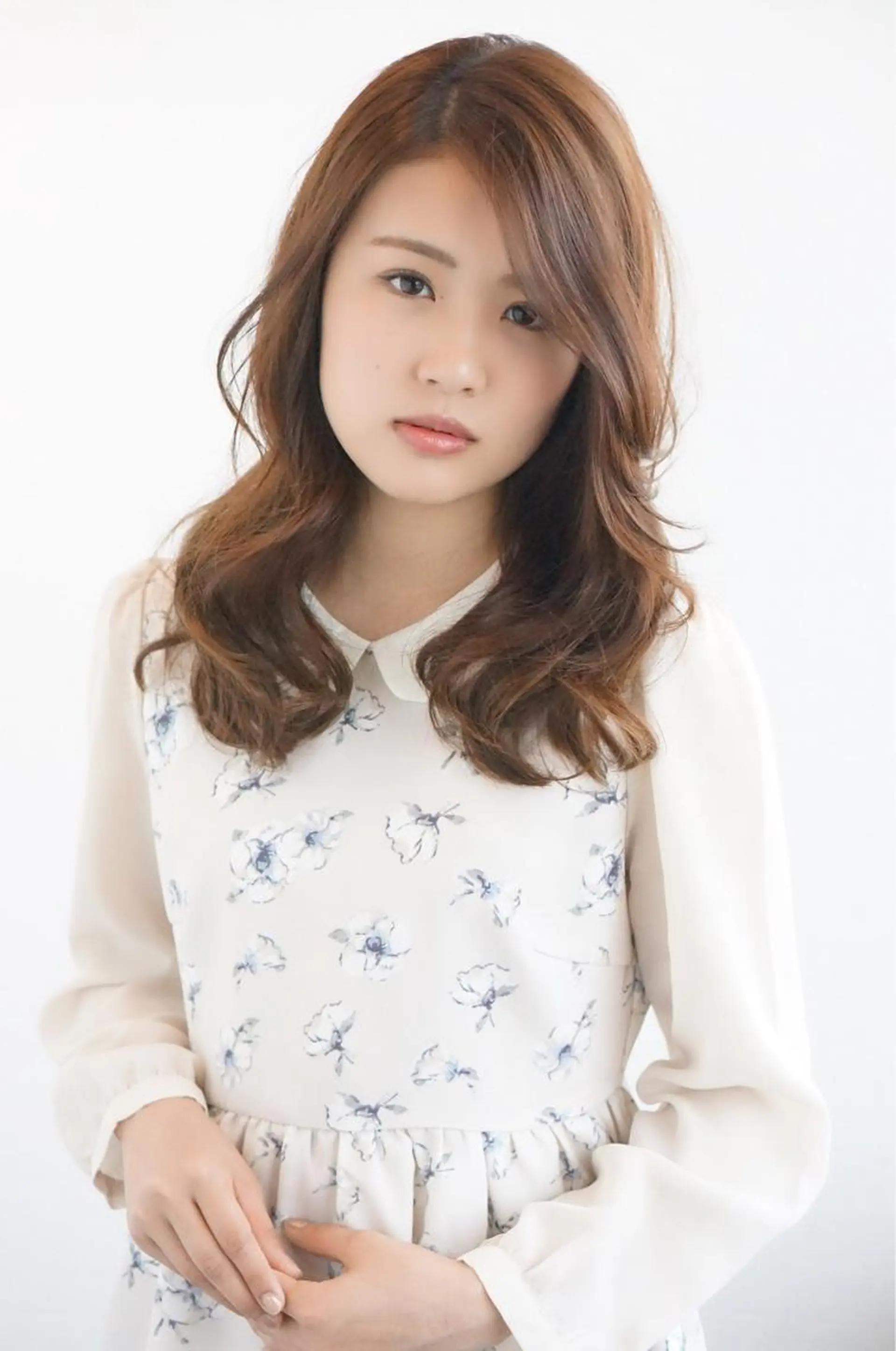 ミディアム 足立 磨咲のヘアスタイル